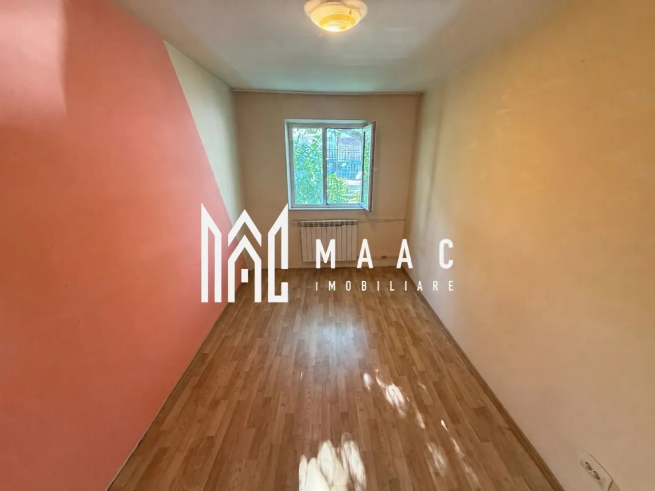 Apartament 3 camere | Zona Hermes | Geam la baie| Decomandat | - MAAC Imobiliare vă prezintă spre vânzare, în regim de reprezentare exclusivă, o locuință ideală pentru cei care își doresc confort si accesibilitate crescute. 
Situat în inima cartierului Ostroveni, în cunoscuta zonă Hermes, acest apartament decomandat reprezintă opțiunea perfectă atât pentru o familie cu copii, cât și pentru persoane care apreciază avantajele unui parter accesibil. Proprietatea este complet finisată, curată și gata de mutare imediată! 
 
Apartamentul se remarcă printr-o compartimentare inteligentă de tip decomandat, care asigură intimitate totală locatarilor și o utilizare maximă a spațiului util: 
Living & Dormitoare: Camere spațioase, inundate de lumină naturală pe tot parcursul zilei, oferind o atmosferă caldă și primitoare. 
Bucătărie: Spațiu optimizat, gata pentru a fi configurat după preferințele dumneavoastră. 
Baie cu geam: Un avantaj major îl reprezintă baia dotată cu fereastră exterioară, asigurând o aerisire naturală eficientă și eliminarea completă a umidității. 
Hol generos: Permite amenajarea unor spații de depozitare suplimentare (dressing/pantofar). 
Pentru cumpărături: La doar 2-3 minute de mers pe jos de Piața Ostroveni, supermarketuri, farmacii și bănci. 
Pentru familii: Școli generale și grădinițe cu program prelungit în imediata vecinătate. Copiii nu vor fi nevoiți să traverseze artere principale de circulație. 
Timp liber: Locuri de joacă moderne pentru copii și spații verzi amenajate chiar lângă bloc. 
Transport: Acces ultra-rapid la stațiile de autobuz și taxi, asigurând legătura directă cu centrul orașului. 
 
Lumină naturală excelentă, o raritate pentru apartamentele situate la parter. 
Geam la baie, un criteriu esențial de confort selectat de majoritatea cumpărătorilor. 
 
Pentru detalii suplimentare, inclusiv consultanta bancara gratuita, pentru obtinerea unui credit ipotecar va rugam sa contactati echipa MAAC Imobiliare, specificand ID 3178194