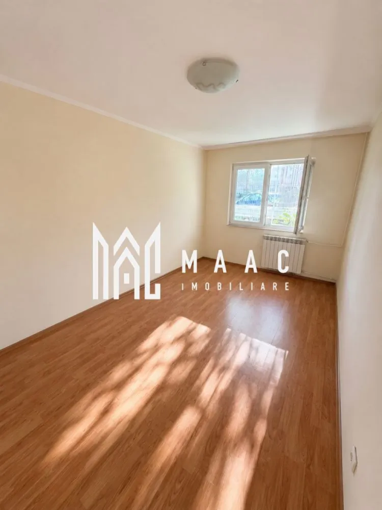 Apartament 3 camere | Zona Hermes | Geam la baie| Decomandat | - MAAC Imobiliare vă prezintă spre vânzare, în regim de reprezentare exclusivă, o locuință ideală pentru cei care își doresc confort si accesibilitate crescute. 
Situat în inima cartierului Ostroveni, în cunoscuta zonă Hermes, acest apartament decomandat reprezintă opțiunea perfectă atât pentru o familie cu copii, cât și pentru persoane care apreciază avantajele unui parter accesibil. Proprietatea este complet finisată, curată și gata de mutare imediată! 
 
Apartamentul se remarcă printr-o compartimentare inteligentă de tip decomandat, care asigură intimitate totală locatarilor și o utilizare maximă a spațiului util: 
Living & Dormitoare: Camere spațioase, inundate de lumină naturală pe tot parcursul zilei, oferind o atmosferă caldă și primitoare. 
Bucătărie: Spațiu optimizat, gata pentru a fi configurat după preferințele dumneavoastră. 
Baie cu geam: Un avantaj major îl reprezintă baia dotată cu fereastră exterioară, asigurând o aerisire naturală eficientă și eliminarea completă a umidității. 
Hol generos: Permite amenajarea unor spații de depozitare suplimentare (dressing/pantofar). 
Pentru cumpărături: La doar 2-3 minute de mers pe jos de Piața Ostroveni, supermarketuri, farmacii și bănci. 
Pentru familii: Școli generale și grădinițe cu program prelungit în imediata vecinătate. Copiii nu vor fi nevoiți să traverseze artere principale de circulație. 
Timp liber: Locuri de joacă moderne pentru copii și spații verzi amenajate chiar lângă bloc. 
Transport: Acces ultra-rapid la stațiile de autobuz și taxi, asigurând legătura directă cu centrul orașului. 
 
Lumină naturală excelentă, o raritate pentru apartamentele situate la parter. 
Geam la baie, un criteriu esențial de confort selectat de majoritatea cumpărătorilor. 
 
Pentru detalii suplimentare, inclusiv consultanta bancara gratuita, pentru obtinerea unui credit ipotecar va rugam sa contactati echipa MAAC Imobiliare, specificand ID 3178194
