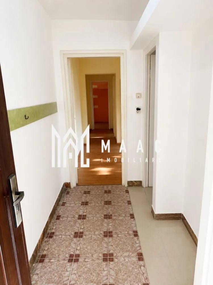 Apartament 3 camere | Zona Hermes | Geam la baie| Decomandat | - MAAC Imobiliare vă prezintă spre vânzare, în regim de reprezentare exclusivă, o locuință ideală pentru cei care își doresc confort si accesibilitate crescute. 
Situat în inima cartierului Ostroveni, în cunoscuta zonă Hermes, acest apartament decomandat reprezintă opțiunea perfectă atât pentru o familie cu copii, cât și pentru persoane care apreciază avantajele unui parter accesibil. Proprietatea este complet finisată, curată și gata de mutare imediată! 
 
Apartamentul se remarcă printr-o compartimentare inteligentă de tip decomandat, care asigură intimitate totală locatarilor și o utilizare maximă a spațiului util: 
Living & Dormitoare: Camere spațioase, inundate de lumină naturală pe tot parcursul zilei, oferind o atmosferă caldă și primitoare. 
Bucătărie: Spațiu optimizat, gata pentru a fi configurat după preferințele dumneavoastră. 
Baie cu geam: Un avantaj major îl reprezintă baia dotată cu fereastră exterioară, asigurând o aerisire naturală eficientă și eliminarea completă a umidității. 
Hol generos: Permite amenajarea unor spații de depozitare suplimentare (dressing/pantofar). 
Pentru cumpărături: La doar 2-3 minute de mers pe jos de Piața Ostroveni, supermarketuri, farmacii și bănci. 
Pentru familii: Școli generale și grădinițe cu program prelungit în imediata vecinătate. Copiii nu vor fi nevoiți să traverseze artere principale de circulație. 
Timp liber: Locuri de joacă moderne pentru copii și spații verzi amenajate chiar lângă bloc. 
Transport: Acces ultra-rapid la stațiile de autobuz și taxi, asigurând legătura directă cu centrul orașului. 
 
Lumină naturală excelentă, o raritate pentru apartamentele situate la parter. 
Geam la baie, un criteriu esențial de confort selectat de majoritatea cumpărătorilor. 
 
Pentru detalii suplimentare, inclusiv consultanta bancara gratuita, pentru obtinerea unui credit ipotecar va rugam sa contactati echipa MAAC Imobiliare, specificand ID 3178194