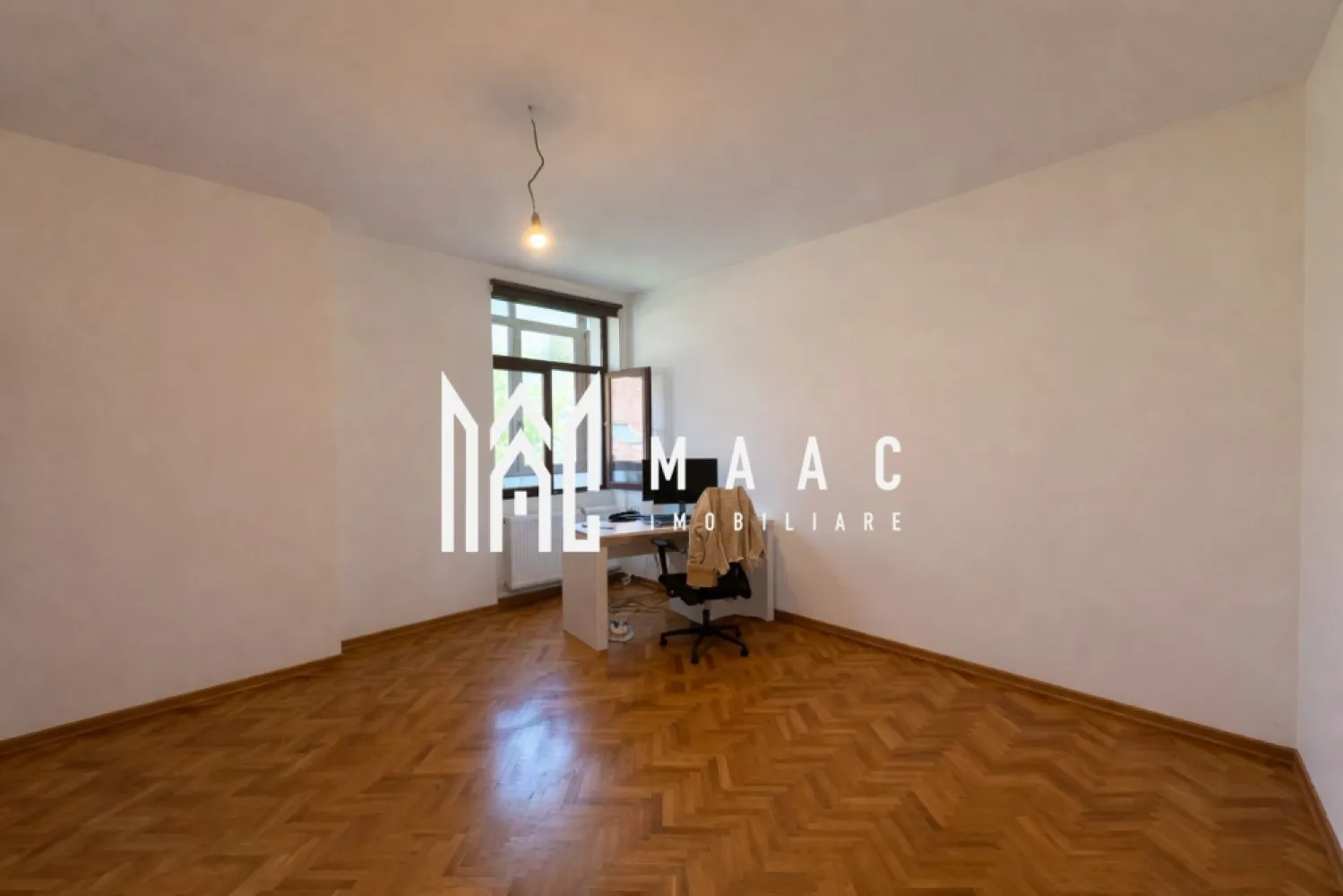 Apartament de vânzare Sibiu | 3 camere | Ultracentral, garaj, 2 pivnițe - Apartament de vânzare în Sibiu, cu 3 camere și 65 mp utili, situat în zona Ultracentrală, la etajul 1 al unei clădiri construite în anul 1920, potrivit pentru cei care caută acces rapid la centrul orașului.

Detalii proprietate:
• Suprafață utilă: 65 mp
• Compartimentare actuală: 3 camere, 2 dormitoare, 2 băi cu geam pentru aerisire naturală
• Dormitor matrimonial cu baie proprie
• Bucătărie separată
• Etaj 1 din 1
• Apartament recent renovat
• Garaj de aproximativ 30 mp, prevăzut cu baie proprie
• 2 pivnițe mari, utile pentru depozitare

Proprietatea este amplasată în zona Ultracentrală a Sibiului, cu acces rapid la punctele de interes ale orașului. Poziționarea centrală și anexele existente completează funcțional spațiul pentru utilizarea de zi cu zi.

Cod anunț CP3177538. Contactați-ne pentru mai multe informații și pentru programarea unei vizionări.
