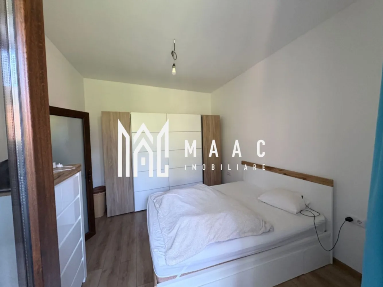 Apartament de vânzare Sibiu | 3 camere | Ultracentral, garaj, 2 pivnițe - Apartament de vânzare în Sibiu, cu 3 camere și 65 mp utili, situat în zona Ultracentrală, la etajul 1 al unei clădiri construite în anul 1920, potrivit pentru cei care caută acces rapid la centrul orașului.

Detalii proprietate:
• Suprafață utilă: 65 mp
• Compartimentare actuală: 3 camere, 2 dormitoare, 2 băi cu geam pentru aerisire naturală
• Dormitor matrimonial cu baie proprie
• Bucătărie separată
• Etaj 1 din 1
• Apartament recent renovat
• Garaj de aproximativ 30 mp, prevăzut cu baie proprie
• 2 pivnițe mari, utile pentru depozitare

Proprietatea este amplasată în zona Ultracentrală a Sibiului, cu acces rapid la punctele de interes ale orașului. Poziționarea centrală și anexele existente completează funcțional spațiul pentru utilizarea de zi cu zi.

Cod anunț CP3177538. Contactați-ne pentru mai multe informații și pentru programarea unei vizionări.
