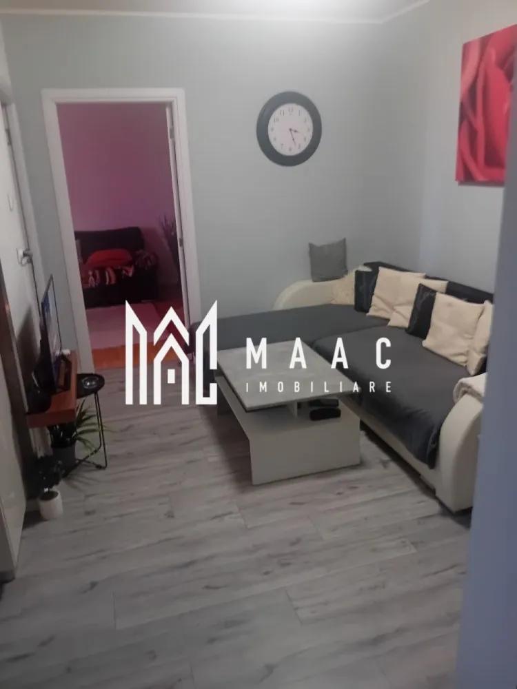 Apartament 2 camere | Balcon | 56 MPU | Mobilat | V. Aaron - MAAC Imobiliare vă propune spre vânzare un apartament cu 2 camere situat în cartierul Vasile Aaron, amplasat la etajul 10 din 10 al unui imobil dotat cu lift nou, într-o zonă cu acces facil către magazine, transport public și alte puncte de interes.

Locuința are o suprafață utilă de 56 mp. 
Apartamentul beneficiază de balcon închis cu termopan și de baie cu geam.

Compartimentare:
-living
-dormitor
-bucătărie
-baie cu geam
-hol
-balcon închis cu termopan

Apartamentul dispune de pivniță la subsol cu o suprafață de aproximativ 16 mp, oferind spațiu suplimentar pentru depozitare.

Apartamentul este dotat cu instalație de aer condiționat și se predă mobilat și utilat, fiind pregătit pentru mutare imediată.

Pentru mai multe detalii și programarea unei vizionări, vă rugăm să contactați echipa MAAC Imobiliare și să menționați ID-ul proprietății: CP3154612