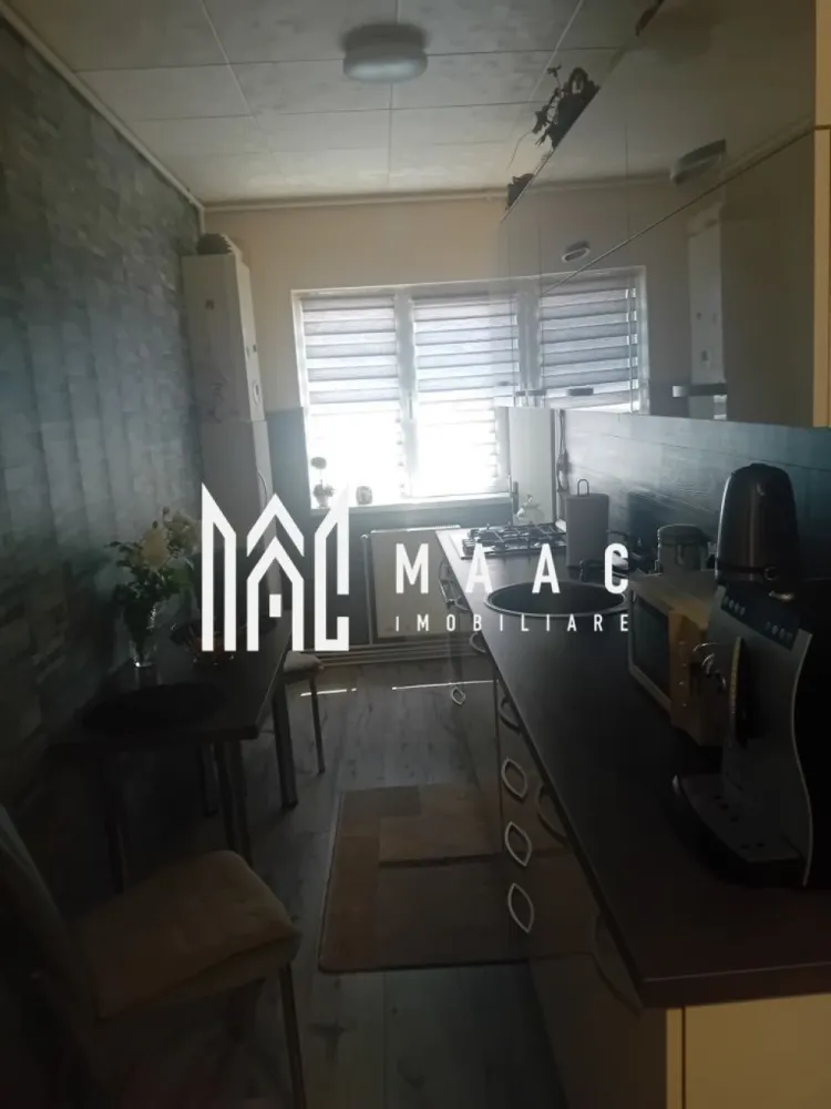 Apartament 2 camere | Balcon | 56 MPU | Mobilat | V. Aaron - MAAC Imobiliare vă propune spre vânzare un apartament cu 2 camere situat în cartierul Vasile Aaron, amplasat la etajul 10 din 10 al unui imobil dotat cu lift nou, într-o zonă cu acces facil către magazine, transport public și alte puncte de interes.

Locuința are o suprafață utilă de 56 mp. 
Apartamentul beneficiază de balcon închis cu termopan și de baie cu geam.

Compartimentare:
-living
-dormitor
-bucătărie
-baie cu geam
-hol
-balcon închis cu termopan

Apartamentul dispune de pivniță la subsol cu o suprafață de aproximativ 16 mp, oferind spațiu suplimentar pentru depozitare.

Apartamentul este dotat cu instalație de aer condiționat și se predă mobilat și utilat, fiind pregătit pentru mutare imediată.

Pentru mai multe detalii și programarea unei vizionări, vă rugăm să contactați echipa MAAC Imobiliare și să menționați ID-ul proprietății: CP3154612