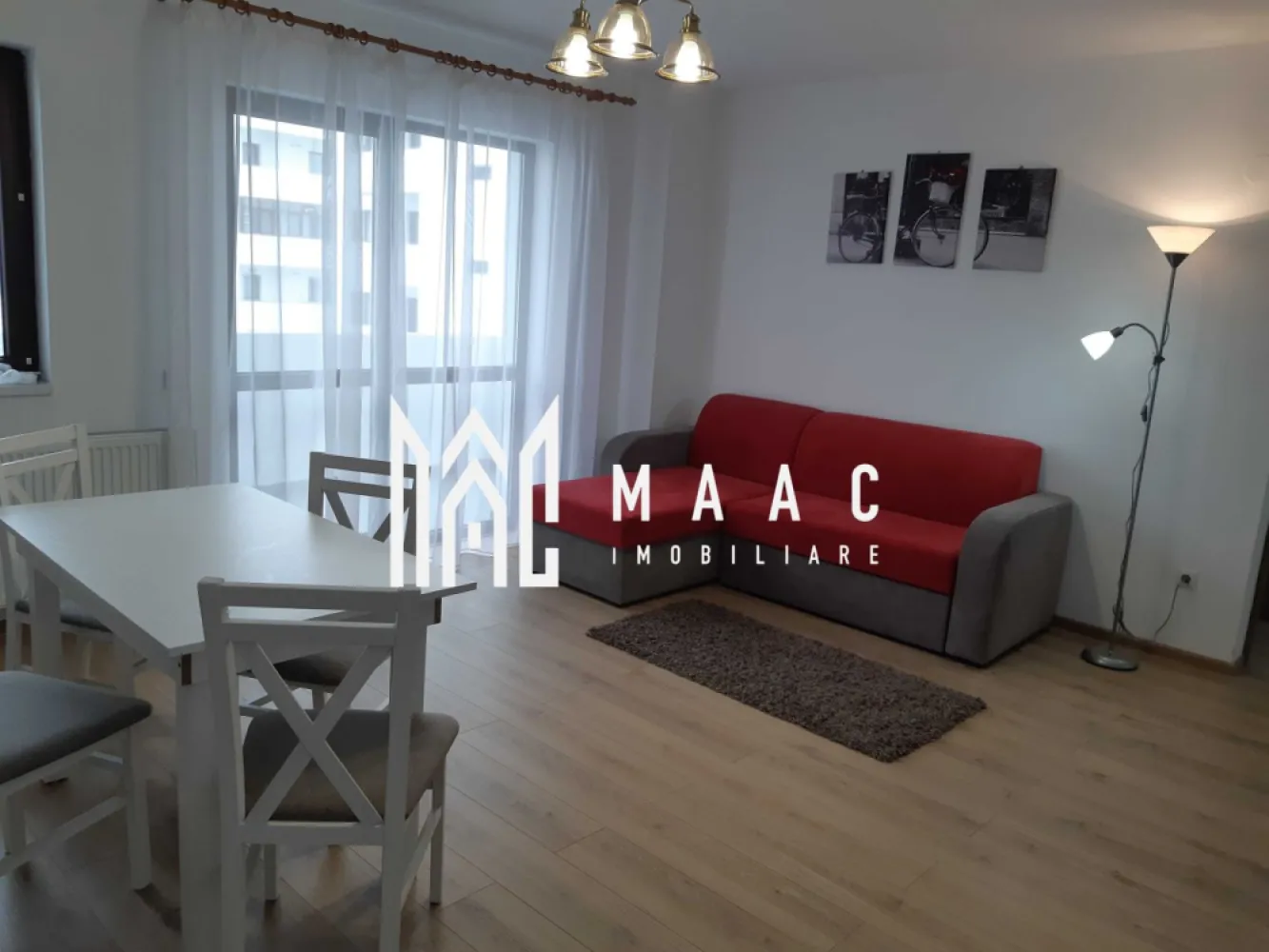 Apartament 2 camere decomandat | Hipodrom 3, Sibiu | 50 mp, balcon, parcare - Apartament de închiriat cu 2 camere, decomandat, în Hipodrom 3, pe strada Doamna Stanca, la 420 EUR/lună. Are 50 mp utili și balcon de 10 mp, fiind o opțiune bună pentru cei care caută un apartament complet echipat, aproape de punctele de interes din zonă.

Detalii proprietate:
• 50 mp utili și 60 mp construiți
• 2 camere, compartimentare decomandată, 1 dormitor, 1 baie, 1 bucătărie
• balcon 10 mp
• etaj 5 din 7
• bloc finalizat în 2019, structură din cărămidă
• complet mobilat și utilat, inclusiv mașină de spălat vase și televizor LED
• loc de parcare inclus în fața blocului

Zonă și acces:
Apartamentul este poziționat lângă Kaufland Șelimbăr, la circa 200 m de Sibiu Shopping City, McDonald's, KFC și stații de autobuz. Centrul Istoric al Sibiului este la aproximativ 10 minute cu mașina.

Pentru detalii și vizionare, contactați-ne și menționați codul CP3169652.