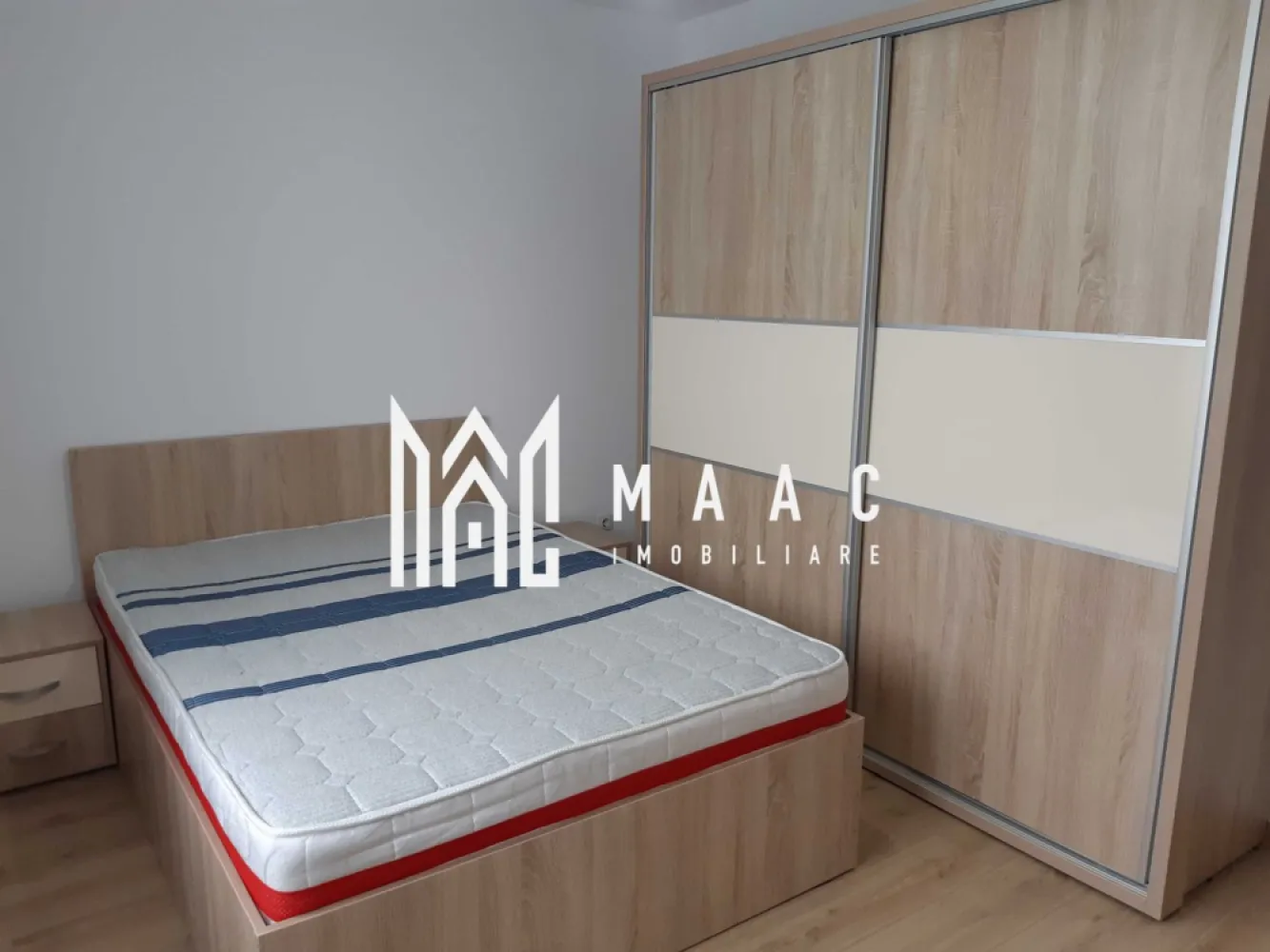 Apartament 2 camere decomandat | Hipodrom 3, Sibiu | 50 mp, balcon, parcare - Apartament de închiriat cu 2 camere, decomandat, în Hipodrom 3, pe strada Doamna Stanca, la 420 EUR/lună. Are 50 mp utili și balcon de 10 mp, fiind o opțiune bună pentru cei care caută un apartament complet echipat, aproape de punctele de interes din zonă.

Detalii proprietate:
• 50 mp utili și 60 mp construiți
• 2 camere, compartimentare decomandată, 1 dormitor, 1 baie, 1 bucătărie
• balcon 10 mp
• etaj 5 din 7
• bloc finalizat în 2019, structură din cărămidă
• complet mobilat și utilat, inclusiv mașină de spălat vase și televizor LED
• loc de parcare inclus în fața blocului

Zonă și acces:
Apartamentul este poziționat lângă Kaufland Șelimbăr, la circa 200 m de Sibiu Shopping City, McDonald's, KFC și stații de autobuz. Centrul Istoric al Sibiului este la aproximativ 10 minute cu mașina.

Pentru detalii și vizionare, contactați-ne și menționați codul CP3169652.