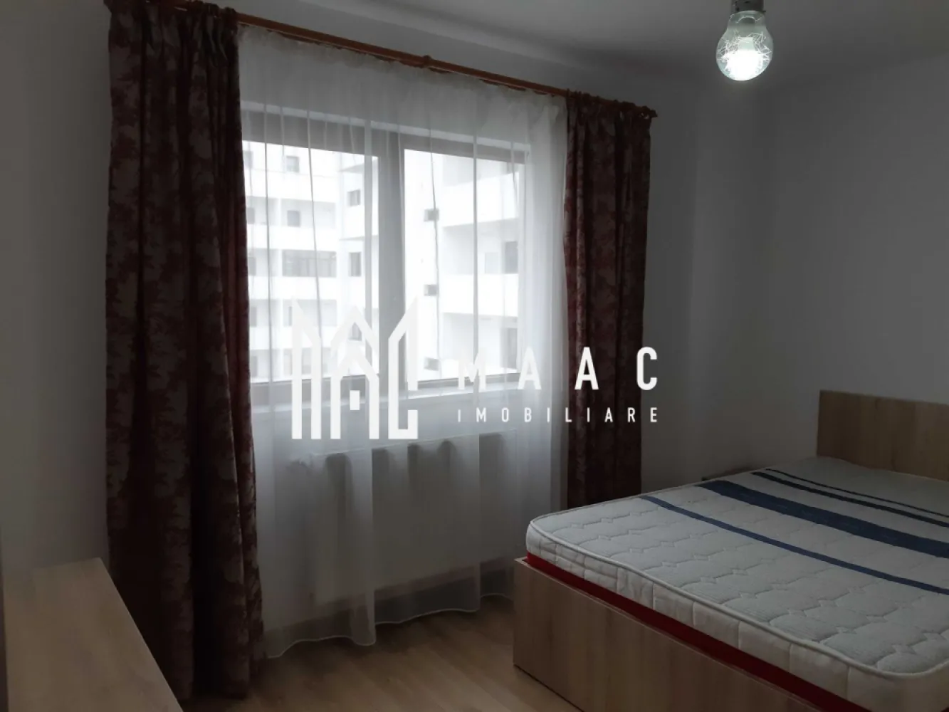 Apartament 2 camere decomandat | Hipodrom 3, Sibiu | 50 mp, balcon, parcare - Apartament de închiriat cu 2 camere, decomandat, în Hipodrom 3, pe strada Doamna Stanca, la 420 EUR/lună. Are 50 mp utili și balcon de 10 mp, fiind o opțiune bună pentru cei care caută un apartament complet echipat, aproape de punctele de interes din zonă.

Detalii proprietate:
• 50 mp utili și 60 mp construiți
• 2 camere, compartimentare decomandată, 1 dormitor, 1 baie, 1 bucătărie
• balcon 10 mp
• etaj 5 din 7
• bloc finalizat în 2019, structură din cărămidă
• complet mobilat și utilat, inclusiv mașină de spălat vase și televizor LED
• loc de parcare inclus în fața blocului

Zonă și acces:
Apartamentul este poziționat lângă Kaufland Șelimbăr, la circa 200 m de Sibiu Shopping City, McDonald's, KFC și stații de autobuz. Centrul Istoric al Sibiului este la aproximativ 10 minute cu mașina.

Pentru detalii și vizionare, contactați-ne și menționați codul CP3169652.