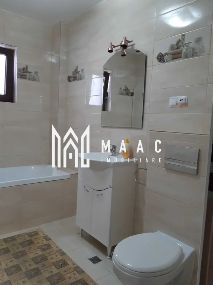 Apartament 2 camere decomandat | Hipodrom 3, Sibiu | 50 mp, balcon, parcare - Apartament de închiriat cu 2 camere, decomandat, în Hipodrom 3, pe strada Doamna Stanca, la 420 EUR/lună. Are 50 mp utili și balcon de 10 mp, fiind o opțiune bună pentru cei care caută un apartament complet echipat, aproape de punctele de interes din zonă.

Detalii proprietate:
• 50 mp utili și 60 mp construiți
• 2 camere, compartimentare decomandată, 1 dormitor, 1 baie, 1 bucătărie
• balcon 10 mp
• etaj 5 din 7
• bloc finalizat în 2019, structură din cărămidă
• complet mobilat și utilat, inclusiv mașină de spălat vase și televizor LED
• loc de parcare inclus în fața blocului

Zonă și acces:
Apartamentul este poziționat lângă Kaufland Șelimbăr, la circa 200 m de Sibiu Shopping City, McDonald's, KFC și stații de autobuz. Centrul Istoric al Sibiului este la aproximativ 10 minute cu mașina.

Pentru detalii și vizionare, contactați-ne și menționați codul CP3169652.