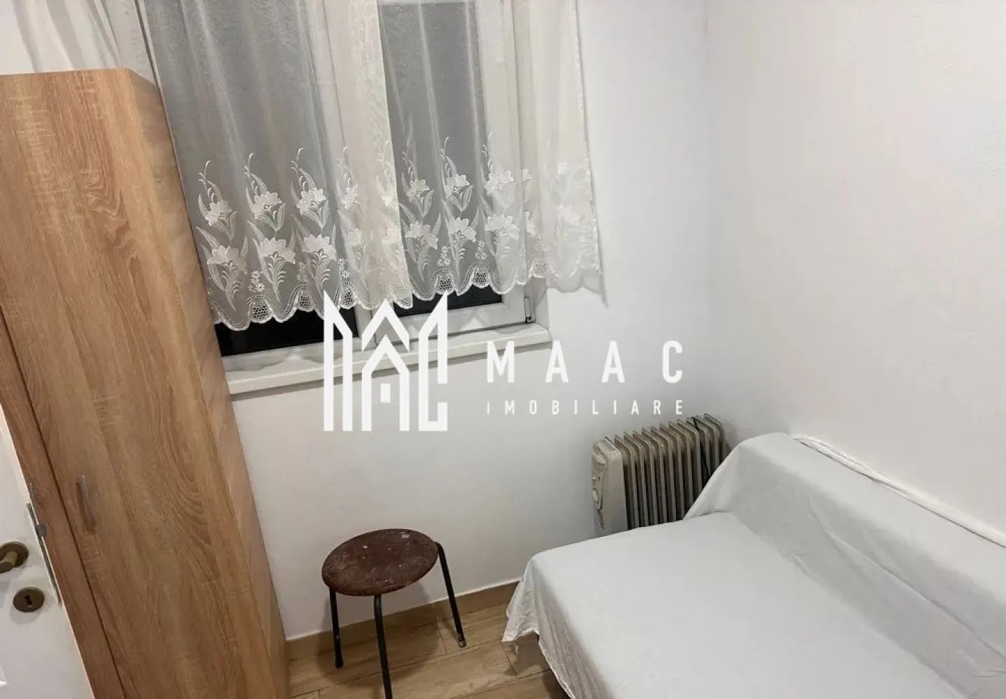 Apartament 1 Camera I Etaj 3 I Renovat I Central-Abatorului - Se inchiriaza o garsonieră de 24 mp, situată în zona Abatorului, complet mobilată și utilată, ideală pentru locuire personală sau investiție. 
Proprietatea este disponibilă imediat, iar un avantaj major este faptul că este actualmente închiriată și poate fi preluată cu chiriași, oferind venit garantat încă din prima zi.

Caracteristici principale:
Suprafață: 24 mp
Tip: Garsonieră
Complet mobilată și utilată
Disponibilă imediat
Situată în zona Abatorului
Se poate prelua cu chiriași
Detalii interioare:

Cameră principală mobilată complet
Bucătărie utilată cu electrocasnice în stare bună
Baie modernă
Spațiu organizat eficient, ideal pentru o persoană sau un cuplu
Garsonieră întreținută, gata pentru mutare

Avantaje:
Investiție sigură, cu chiriași stabili
Poziționare bună, cu acces rapid la magazine, stații de autobuz, zone comerciale
Fără investiții suplimentare – totul este deja amenajat

Pentru informati si vizionari: ID: CP3174234