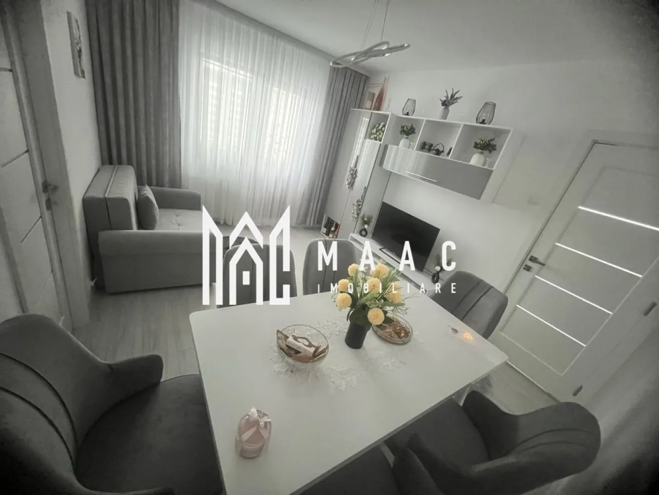 Apartament 2 camere | Renovat complet | Balcon | Zona Rahova - MAAC Imobiliare vă propune spre vânzare un apartament cu 2 camere, situat în cartierul Rahovei.

Caracteristici :
Suprafață utilă: 42 mp
Balcon închis: aproximativ 4 mp
Etaj: 4 din 5
Compartimentare: semidecomandată
Se vinde complet mobilat și utilat
Disponibil pentru mutare imediată

Compartimentare:
Living
Dormitor
Bucătărie separată
Baie
Hol
Balcon închis

Finisaje și îmbunătățiri:
Instalație electrică schimbată
Instalație sanitară schimbată
Centrală termică nouă
Aer condiționat
Izolație exterioară
Apartament renovat recent
Mobilat și utilat complet

Avantaje:
Locuință pregătită pentru mutare imediată
Costuri reduse de investiție pentru viitorul proprietar
Ideal pentru locuire personală sau închiriere
Zonă liniștită și bine cotată

Localizare:
În apropiere se află școli, grădinițe, piață agroalimentară, supermarketuri, farmacii și mijloace de transport în comun. De asemenea, Shopping City Sibiu se află la doar câteva minute distanță, iar accesul către principalele puncte de interes ale orașului este rapid și facil.

Pentru mai multe detalii și programarea unei vizionări, vă rugăm să contactați echipa MAAC Imobiliare și să menționați ID-ul proprietății: CP3174486