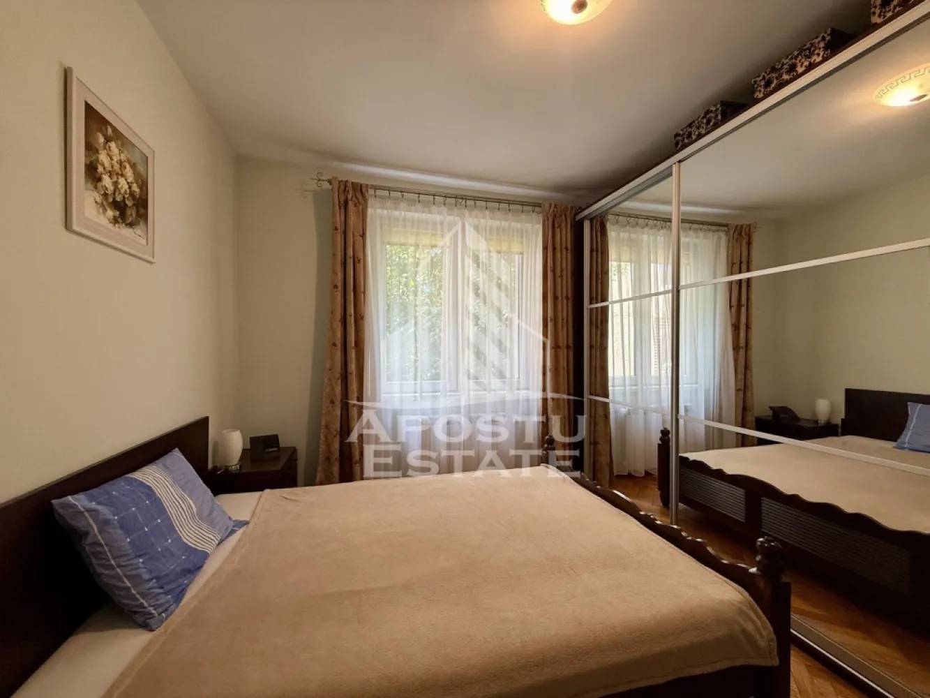 Apartament 3 camere, 2 bai, etaj 1, mobilat, zona Olimpia-Stadion - APOSTU ESTATE va propune spre vanzare un apartament cu 3 camere, mobilat si utilat, situat la etajul 1 din 7, intr-un bloc anvelopat cu lift.
Apartamentul este semidecomandat, are o suprafata utila de 65 mp si se remarca prin compartimentarea eficienta si multiplele spatii de depozitare. Este o alegere ideala atat pentru locuit, cat si pentru investitie.

Compartimentare:
- hol de acces cu spatiu de depozitare
- bucatarie functionala, extinsa cu zona de gatit pe balcon inchis + debara
- dormitor matrimonial
- baie cu masina de spalat
- living spatios
- hol de tranzit cu debara
- al doilea dormitor
- baie cu dus

Dotari si beneficii:
- se vinde complet mobilat si utilat complet
- 3 debarale in apartament
- boxa pentru depozitare la subsol
- incalzire prin reteaua de termoficare a orasului cu posibilitatea montarii centralei propii pe gaz
- bloc dotat cu lift
- etaj intermediar inferior (1 din 7)

Zona si facilitati:
Apartamentul este amplasat intr-o zona excelent conectata, cu acces rapid la:
- scoli, gradinite si universitati
- parcuri si spatii verzi
- magazine, piata si benzinarii
- Spitalul Judetean
- baza sportiva
- statii de transport in comun
- multe locuri de parcare disponibile in zona

Pretul este negociabil. Se accepta si varianta de achizitie prin credit ipotecar - oferim consultanta pentru creditare prin colaboratorii nostri.
Pentru mai multe informatii si pentru a programa o vizionare, va invitam sa ne contactati!