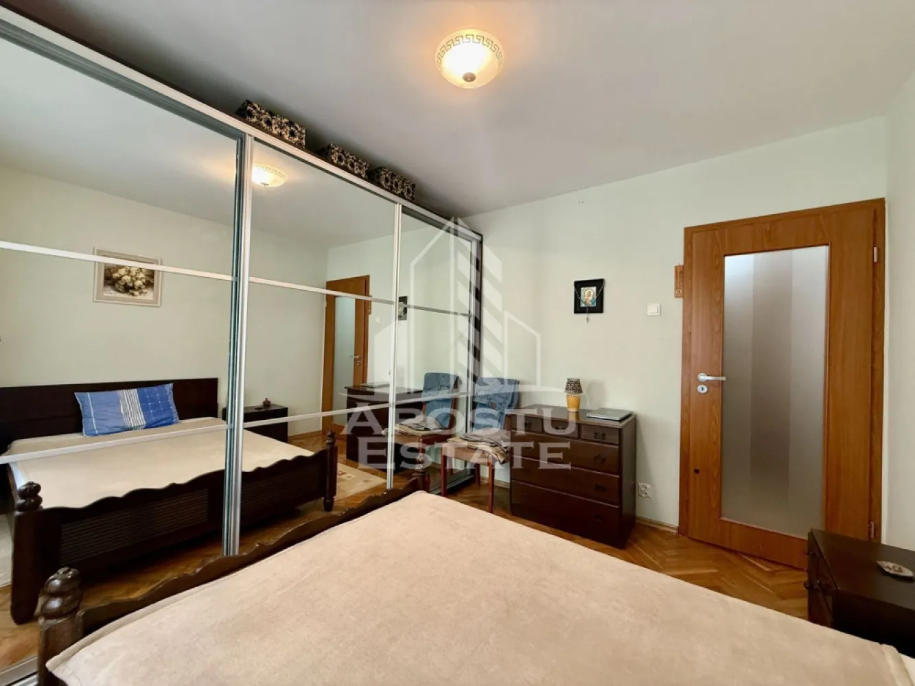 Apartament 3 camere, 2 bai, etaj 1, mobilat, zona Olimpia-Stadion - APOSTU ESTATE va propune spre vanzare un apartament cu 3 camere, mobilat si utilat, situat la etajul 1 din 7, intr-un bloc anvelopat cu lift.
Apartamentul este semidecomandat, are o suprafata utila de 65 mp si se remarca prin compartimentarea eficienta si multiplele spatii de depozitare. Este o alegere ideala atat pentru locuit, cat si pentru investitie.

Compartimentare:
- hol de acces cu spatiu de depozitare
- bucatarie functionala, extinsa cu zona de gatit pe balcon inchis + debara
- dormitor matrimonial
- baie cu masina de spalat
- living spatios
- hol de tranzit cu debara
- al doilea dormitor
- baie cu dus

Dotari si beneficii:
- se vinde complet mobilat si utilat complet
- 3 debarale in apartament
- boxa pentru depozitare la subsol
- incalzire prin reteaua de termoficare a orasului cu posibilitatea montarii centralei propii pe gaz
- bloc dotat cu lift
- etaj intermediar inferior (1 din 7)

Zona si facilitati:
Apartamentul este amplasat intr-o zona excelent conectata, cu acces rapid la:
- scoli, gradinite si universitati
- parcuri si spatii verzi
- magazine, piata si benzinarii
- Spitalul Judetean
- baza sportiva
- statii de transport in comun
- multe locuri de parcare disponibile in zona

Pretul este negociabil. Se accepta si varianta de achizitie prin credit ipotecar - oferim consultanta pentru creditare prin colaboratorii nostri.
Pentru mai multe informatii si pentru a programa o vizionare, va invitam sa ne contactati!