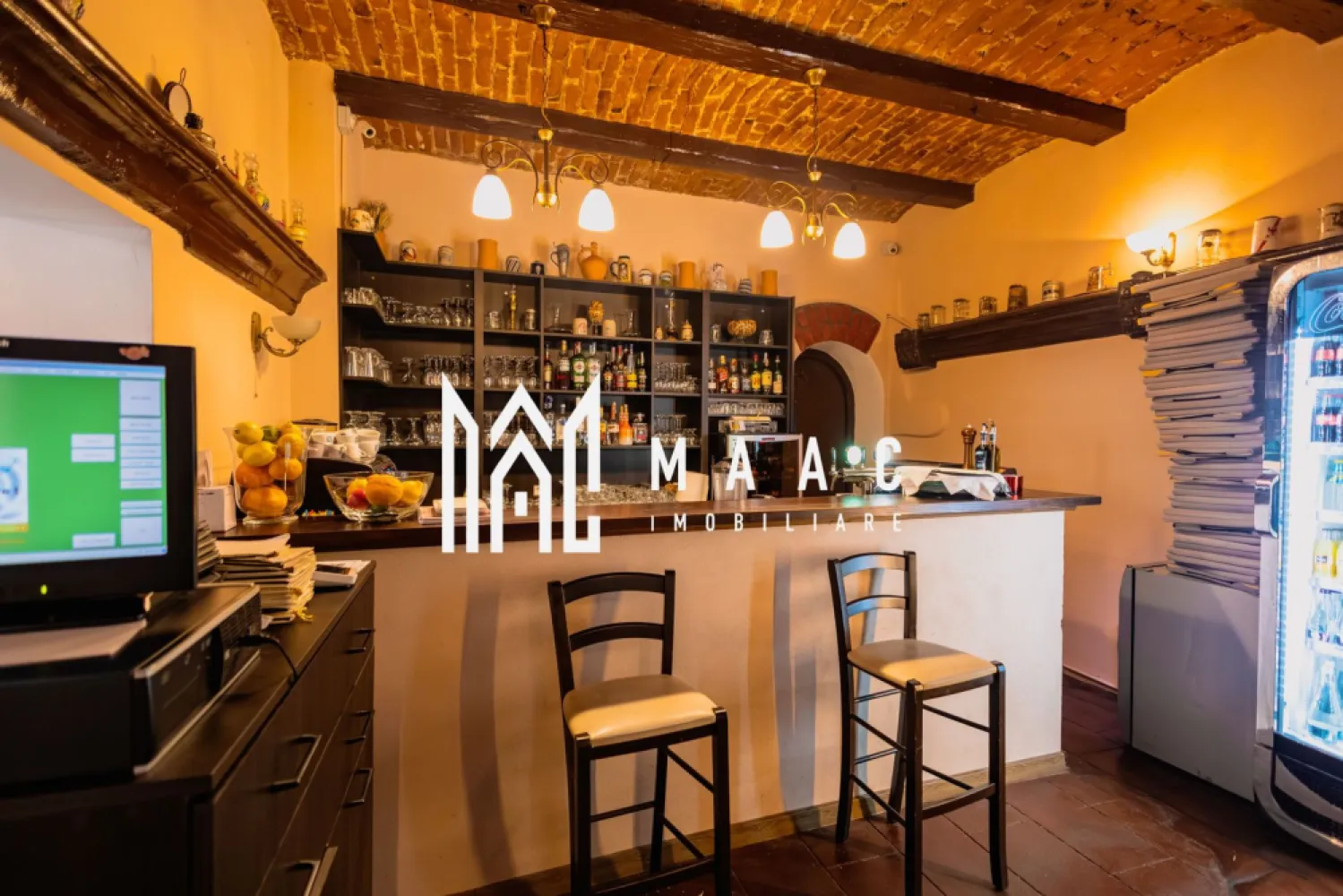 Afacere la cheie în Centrul Sibiului | Restaurant | 120 mp - MAAC Imobiliare vă propune spre vânzare o oportunitate rară de investiție în inima Sibiului – afacere la cheie în domeniul HoReCa, cu tradiție de peste 10 ani, amplasată într-o locație ultracentrală, cu vizibilitate excelentă și flux constant de clienți.
Afacerea se vinde complet funcțională și operațională, fiind preluată cu tot ceea ce este necesar pentru continuarea activității fără întreruperi: societate comercială, brand, istoric, personal, dotări, mobilier și echipamente.

Caracteristici :
Afacere activă cu istoric de peste 10 ani
Locație ultracentrală în municipiul Sibiu
Predare completă, exact ca în fotografii
Posibilitate de preluare a întregii activități comerciale
Preluare firmă, brand, portofoliu și know-how
Personal calificat disponibil pentru continuarea activității
Contract de închiriere existent, valabil încă aproximativ 3 ani și jumătate
Business operațional și pregătit pentru transfer imediat

Spațiu comercial:
Suprafață utilă: 120 mp
Sală de servire generoasă
Capacitate interioară: aproximativ 60 de locuri
4 grupuri sanitare
2 grupuri sanitare destinate clienților
2 grupuri sanitare destinate personalului
Centrală termică proprie cu calorifere
Spațiu amenajat și funcțional conform specificului activității

Terasă și spații exterioare:
Terasă amplasată în fața locației
Terasă amplasată în spatele locației
Aproximativ 40 de locuri pe terasa din față
Aproximativ 40 de locuri pe terasa din spate
50 mp de domeniu public închiriat de la Primărie pentru desfășurarea activității
Capacitate totală generoasă de servire atât în interior, cât și în exterior

Avantaje investiționale:
Business matur, cu reputație și istoric consolidat
Costuri și riscuri reduse comparativ cu deschiderea unui restaurant nou
Posibilitatea continuării activității din prima zi
Contract de chirie deja negociat și stabil
Personal și procese operaționale deja implementate
Potențial excelent de dezvoltare și extindere

Potrivit atât pentru investitori, cât și pentru operatori din domeniul HoReCa care doresc să preia o afacere funcțională, profitând de avantajele unei locații consacrate și ale unui brand deja cunoscut pe piața locală.

Pentru mai multe detalii și programarea unei vizionări, vă rugăm să contactați echipa MAAC Imobiliare și să menționați ID-ul proprietății: CP3174781