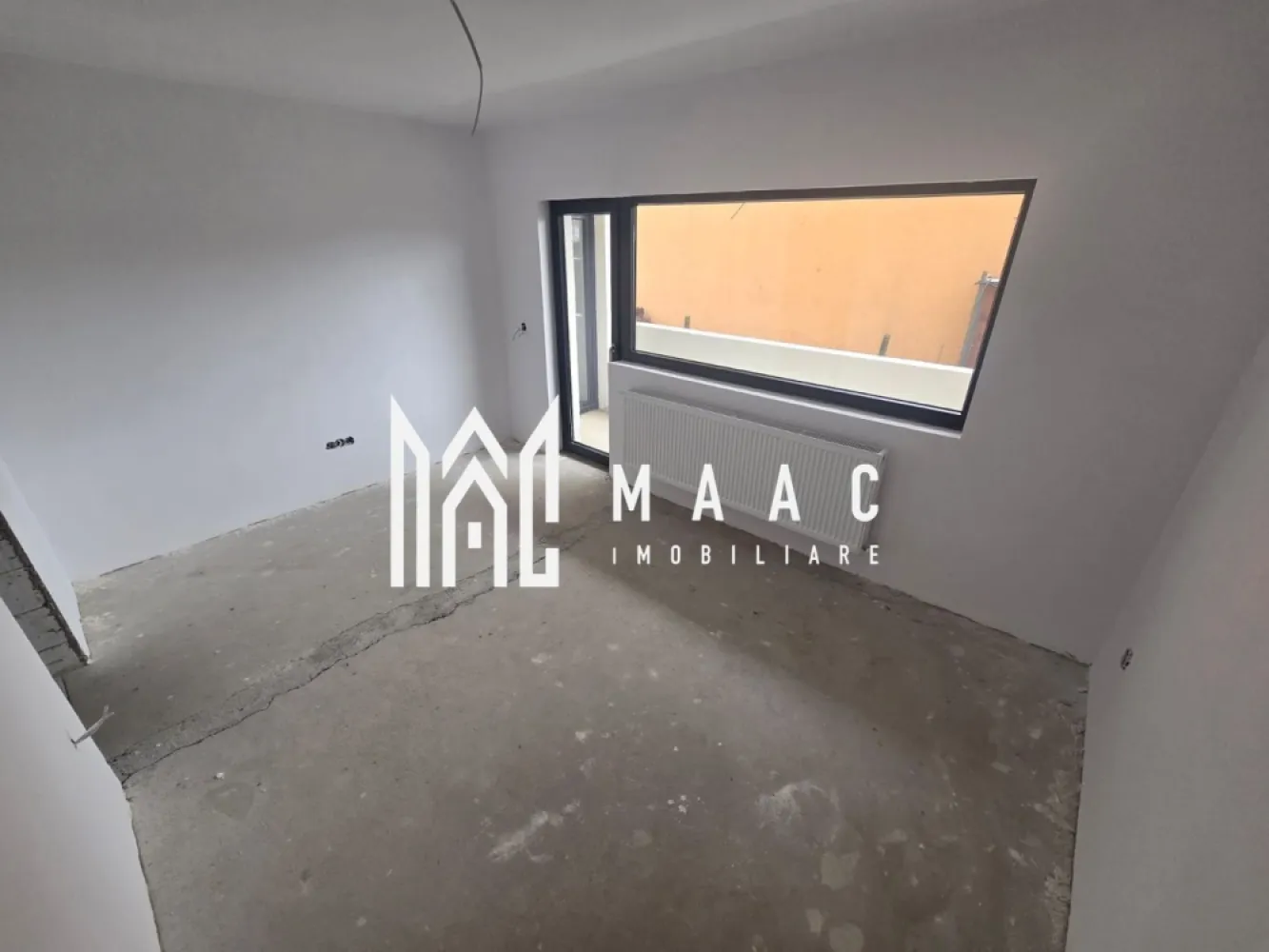 Apartament 2 camere cu gradina balcon Selimbar - Vă propunem spre vânzare un apartament situat la parterul înalt al unui bloc recent construit și intabulat, amplasat pe o stradă liniștită din Șelimbăr.

Locuința dispune de o suprafață utilă de 55 mp, la care se adaugă un balcon de 5 mp și o grădină proprie de 20 mp, oferind un spațiu ideal pentru relaxare. În preț este inclus și un loc de parcare privat.

Apartamentul se vinde exact cum este prezentat în fotografii și beneficiază de:

Centrală termică proprie;
Geamuri termopan;
Calorifere montate;
Ușă metalică la intrare;
Instalații finalizate.

Compartimentarea este practică și funcțională, iar poziționarea la parter înalt oferă acces facil și un plus de confort.

Imobilul este intabulat și disponibil pentru achiziție imediată.

Avantaje:
- Bloc nou, intabulat
- Parter înalt
- 55 mp utili
- Balcon 5 mp
- Grădină proprie 20 mp
- Loc de parcare inclus
- Stradă liniștită în Șelimbăr
- Se vinde conform fotografiilor

Pentru mai multe detalii specificati CP3176587 la telefon .