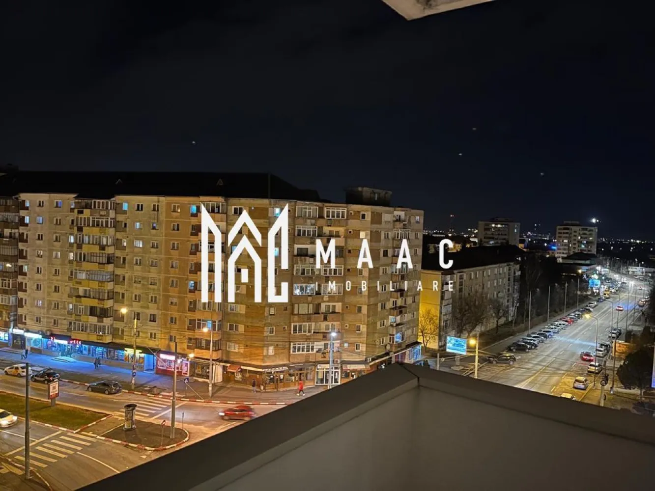 Apartament 2 camere decomandat | Mihai Viteazul, Sibiu | balcon - Apartament de închiriat în Sibiu, zona Mihai Viteazul, cu 2 camere decomandate, 55 mp utili și balcon, situat la etajul 7 al unui imobil cu lift, disponibil imediat.

Detalii proprietate:
• Apartament cu 2 camere, 1 dormitor, 1 baie și 1 bucătărie
• Suprafață utilă de 55 mp și suprafață construită de 66 mp
• Compartimentare decomandată
• Etaj 7 din 8, imobil finalizat, construit în 1990
• Stare interioară bună
• Complet mobilat și utilat
• Centrală termică pe gaz Bosch
• Living cu canapea extensibilă și acces la balcon
• Dormitor cu pat matrimonial
• Balcon cu vedere spre oraș
• Bloc dotat cu lift nou

Zona Mihai Viteazul oferă acces rapid către punctele de interes ale orașului. În descrierea existentă sunt menționate magazine, restaurante, centre comerciale și mijloace de transport în apropiere, ceea ce susține o locuire practică și accesibilă în Sibiu.

Pentru mai multe detalii sau pentru programarea unei vizionări, contactați echipa MAAC Imobiliare și menționați Cod anunț CP3177606.