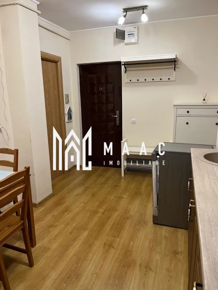 Apartament 2 camere decomandat | Mihai Viteazul, Sibiu | balcon - Apartament de închiriat în Sibiu, zona Mihai Viteazul, cu 2 camere decomandate, 55 mp utili și balcon, situat la etajul 7 al unui imobil cu lift, disponibil imediat.

Detalii proprietate:
• Apartament cu 2 camere, 1 dormitor, 1 baie și 1 bucătărie
• Suprafață utilă de 55 mp și suprafață construită de 66 mp
• Compartimentare decomandată
• Etaj 7 din 8, imobil finalizat, construit în 1990
• Stare interioară bună
• Complet mobilat și utilat
• Centrală termică pe gaz Bosch
• Living cu canapea extensibilă și acces la balcon
• Dormitor cu pat matrimonial
• Balcon cu vedere spre oraș
• Bloc dotat cu lift nou

Zona Mihai Viteazul oferă acces rapid către punctele de interes ale orașului. În descrierea existentă sunt menționate magazine, restaurante, centre comerciale și mijloace de transport în apropiere, ceea ce susține o locuire practică și accesibilă în Sibiu.

Pentru mai multe detalii sau pentru programarea unei vizionări, contactați echipa MAAC Imobiliare și menționați Cod anunț CP3177606.