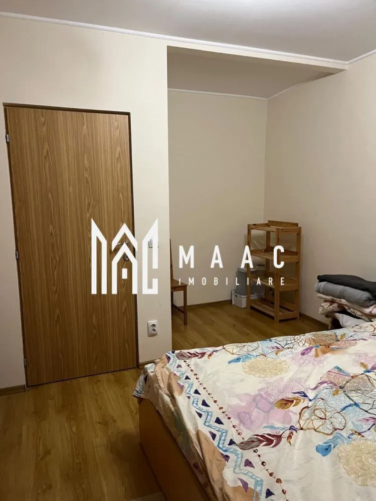 Apartament 2 camere decomandat | Mihai Viteazul, Sibiu | balcon - Apartament de închiriat în Sibiu, zona Mihai Viteazul, cu 2 camere decomandate, 55 mp utili și balcon, situat la etajul 7 al unui imobil cu lift, disponibil imediat.

Detalii proprietate:
• Apartament cu 2 camere, 1 dormitor, 1 baie și 1 bucătărie
• Suprafață utilă de 55 mp și suprafață construită de 66 mp
• Compartimentare decomandată
• Etaj 7 din 8, imobil finalizat, construit în 1990
• Stare interioară bună
• Complet mobilat și utilat
• Centrală termică pe gaz Bosch
• Living cu canapea extensibilă și acces la balcon
• Dormitor cu pat matrimonial
• Balcon cu vedere spre oraș
• Bloc dotat cu lift nou

Zona Mihai Viteazul oferă acces rapid către punctele de interes ale orașului. În descrierea existentă sunt menționate magazine, restaurante, centre comerciale și mijloace de transport în apropiere, ceea ce susține o locuire practică și accesibilă în Sibiu.

Pentru mai multe detalii sau pentru programarea unei vizionări, contactați echipa MAAC Imobiliare și menționați Cod anunț CP3177606.