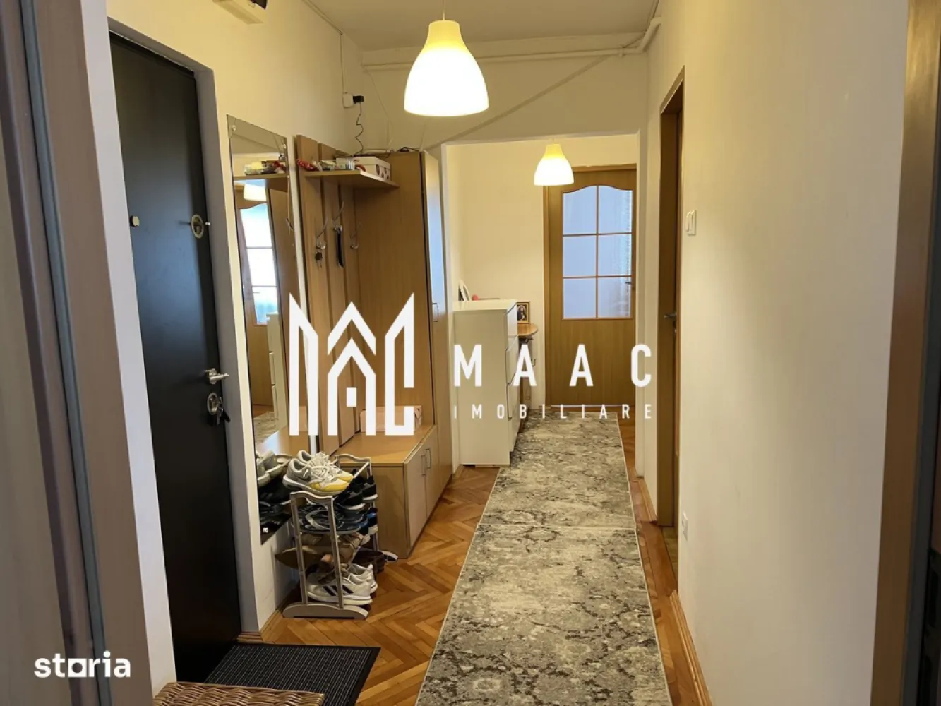 Apartament 2 camere | Etaj 2 | Balcon | 60 MPU | Turnisor - MAAC Imobiliare vă propune spre vânzare un apartament cu 2 camere decomandate, situat în cartierul Turnișor, la intrarea în cartier dinspre oraș. 

Caracteristici:
Suprafață utilă: 65 mp
Etaj: 2 din 4
Compartimentare: decomandată
An construcție: 1986
Bloc din cărămidă
Imobil reabilitat termic cu izolație de 10 cm
Balcon mare închis cu geamuri termopan
Cămară pentru depozitare amenajată în balcon
Se vinde mobilat și utilat
Disponibil pentru mutare imediată

Compartimentare:
Living generos
Dormitor 
Bucătărie separată
Baie cu geam pentru aerisire naturală
Hol 
Balcon închis
Cămară pentru depozitare

Finisaje și dotări:
Centrală termică proprie pe gaz
Geamuri termopan cu profil de 5 camere
Ușă metalică nouă la intrare
Parchet din lemn masiv în camere și hol
Parchet laminat în bucătărie
Gresie în baie
Cablu TV și internet instalate
Apartament renovat în urmă cu aproximativ 3-4 ani
Mobilat și utilat complet
Aragaz cu cuptor
Frigider
Hotă
Mașină de spălat rufe

Spații auxiliare:
Pivnita pentru depozitare
Uscătorie comună la parter
Parcare la liber în jurul blocului, cu suficiente locuri disponibile

Avantaje:
Apartament foarte călduros pe timpul iernii
Etaj intermediar
Bloc cu interfon și supraveghere video
Vecini liniștiți
Acces rapid către centrul orașului
Ideal pentru locuire permanentă sau investiție

În apropiere se află supermarketuri precum Lidl, Kaufland, Penny și Profi, stații de autobuz, școli, restaurante, farmacii, bănci și zone de agrement. 

Pentru mai multe detalii și programarea unei vizionări, vă rugăm să contactați echipa MAAC Imobiliare și să menționați ID-ul proprietății: CP3178122
