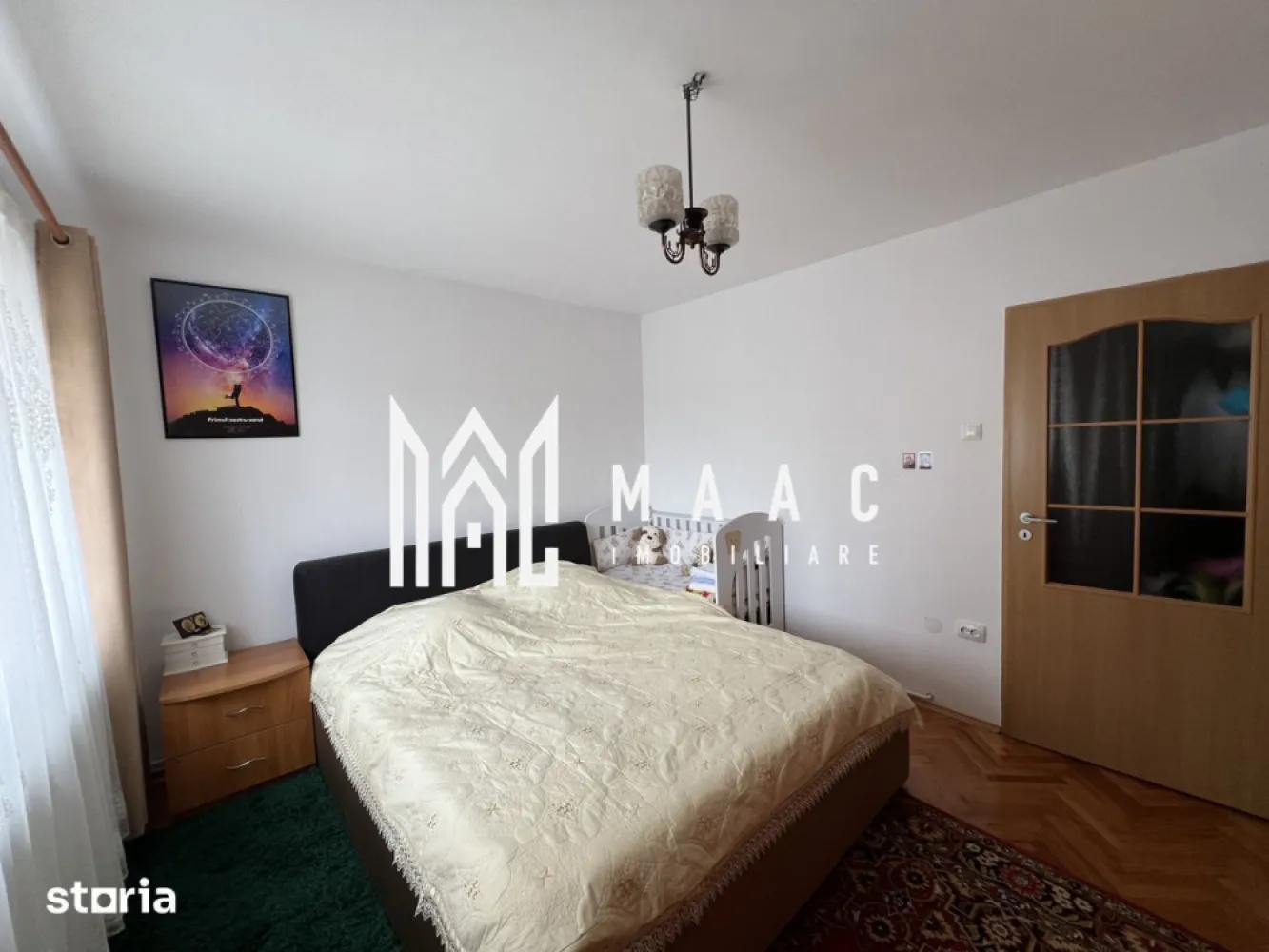 Apartament 2 camere | Etaj 2 | Balcon | 60 MPU | Turnisor - MAAC Imobiliare vă propune spre vânzare un apartament cu 2 camere decomandate, situat în cartierul Turnișor, la intrarea în cartier dinspre oraș. 

Caracteristici:
Suprafață utilă: 65 mp
Etaj: 2 din 4
Compartimentare: decomandată
An construcție: 1986
Bloc din cărămidă
Imobil reabilitat termic cu izolație de 10 cm
Balcon mare închis cu geamuri termopan
Cămară pentru depozitare amenajată în balcon
Se vinde mobilat și utilat
Disponibil pentru mutare imediată

Compartimentare:
Living generos
Dormitor 
Bucătărie separată
Baie cu geam pentru aerisire naturală
Hol 
Balcon închis
Cămară pentru depozitare

Finisaje și dotări:
Centrală termică proprie pe gaz
Geamuri termopan cu profil de 5 camere
Ușă metalică nouă la intrare
Parchet din lemn masiv în camere și hol
Parchet laminat în bucătărie
Gresie în baie
Cablu TV și internet instalate
Apartament renovat în urmă cu aproximativ 3-4 ani
Mobilat și utilat complet
Aragaz cu cuptor
Frigider
Hotă
Mașină de spălat rufe

Spații auxiliare:
Pivnita pentru depozitare
Uscătorie comună la parter
Parcare la liber în jurul blocului, cu suficiente locuri disponibile

Avantaje:
Apartament foarte călduros pe timpul iernii
Etaj intermediar
Bloc cu interfon și supraveghere video
Vecini liniștiți
Acces rapid către centrul orașului
Ideal pentru locuire permanentă sau investiție

În apropiere se află supermarketuri precum Lidl, Kaufland, Penny și Profi, stații de autobuz, școli, restaurante, farmacii, bănci și zone de agrement. 

Pentru mai multe detalii și programarea unei vizionări, vă rugăm să contactați echipa MAAC Imobiliare și să menționați ID-ul proprietății: CP3178122