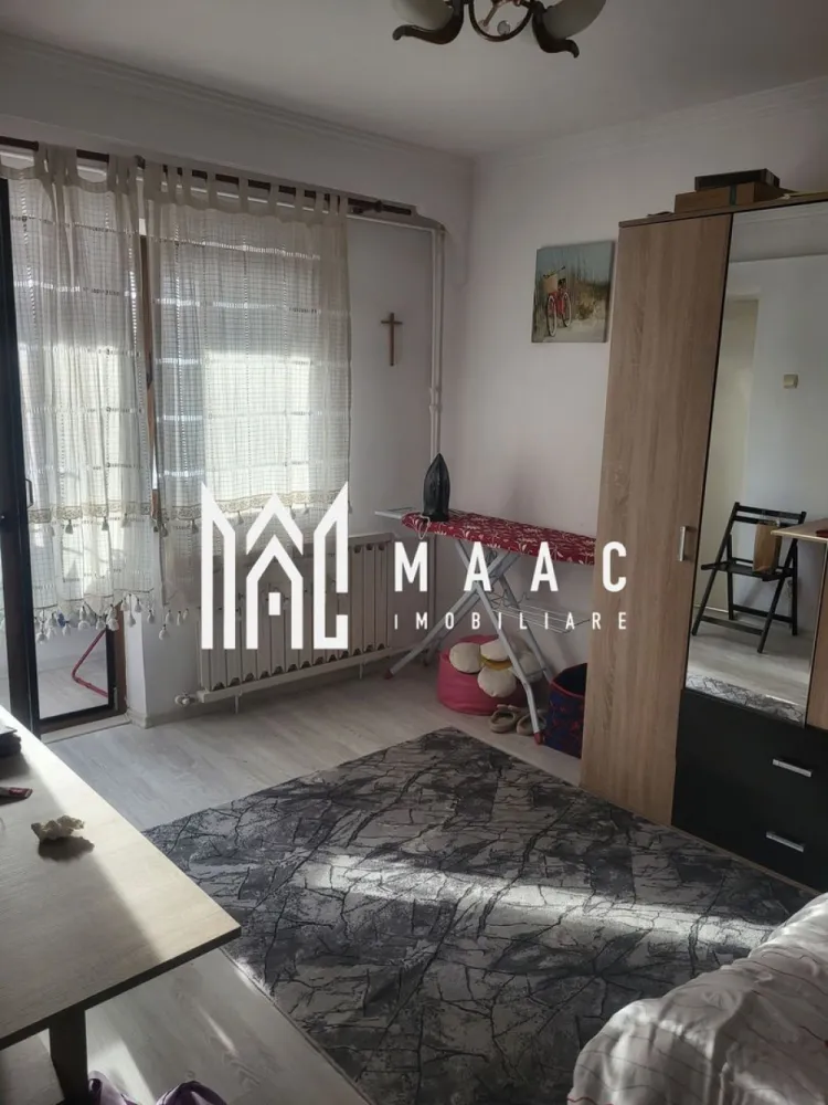 Garsoniera | Traian | 28 mpu | - MAAC Imobiliare vă propune spre vânzare o garsonieră confort 1, luminoasă și bine întreținută, situată în zona Traian, pe strada Matei Basarab, într-un cartier liniștit și apreciat pentru accesibilitate și apropierea de toate facilitățile necesare unui stil de viață confortabil.
Caracteristici:
Garsonieră confort 1
Suprafață utilă: 28 mp
Etaj 4
Situată pe strada Matei Basarab
Zonă liniștită și bine cotată
Se vinde complet mobilată și utilată
Ideală atât pentru locuit, cât și pentru investiție
Compartimentare:
Cameră principală luminoasă
Bucătărie
Baie
Hol
Dotări:
Mobilier complet
Electrocasnice incluse
Finisaje funcționale și bine întreținute
Pregătită pentru mutare imediată
Avantaje:
Amplasare excelentă într-o zonă frumoasă și liniștită
În apropierea centrelor comerciale, școlilor și grădinițelor
Costuri reduse de întreținere
Locuință ideală pentru o persoană singură, un cuplu sau pentru închiriere
Disponibilă imediat, fără investiții suplimentare necesare
Datorită poziționării avantajoase și faptului că se vinde complet mobilată și utilată, această proprietate reprezintă o oportunitate excelentă pentru cei care își doresc o locuință practică sau o investiție sigură în municipiul Râmnicu Vâlcea.
Pentru informații suplimentare și programarea unei vizionări, echipa MAAC Imobiliare vă stă la dispoziție. ID
3171831