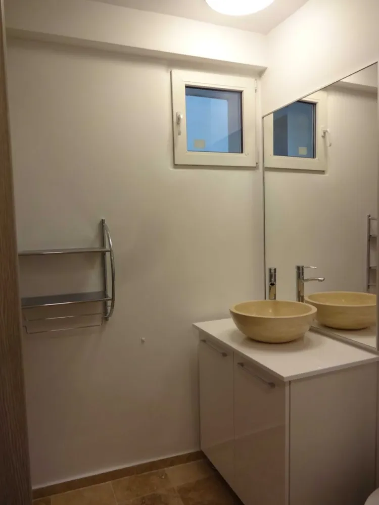 Inchiriere apartament 2 camere ultracentral la metrou Tineretului - Proprietar, inchiriez apartament de 2 camere, ultracentral, pe Bdul. Dimitrie Cantemir, etaj 1/7. Apartamentul este complet mobilat si utilat, cu balcon inchis. Blocul este reabilitat si apartamentul este dotat cu apometre, avand incalzire centrala.

Finisaje si dotari: usi noi, usa metalica la intrare, termopan, piatra naturala (travertin) pe jos si parchet, vopsea lavabila, aer conditionat, frigider, masina de spalat, plita pe gaz, cuptor electric si cuptor cu microunde. Toate instalatiile sunt schimbate.

La 50 m de statia de metrou Tineretului (Dristor Kebab), in imediata vecinatate a Colegiului National Ghe. Sincai si foarte aproape de Parcul Tineretului.

 Disponibil imediat, se poate viziona in orice zi, incepand cu ora 13.00.
 Contact: Florina 
 Pentru detalii, sunati la numarul de telefon: 07******94