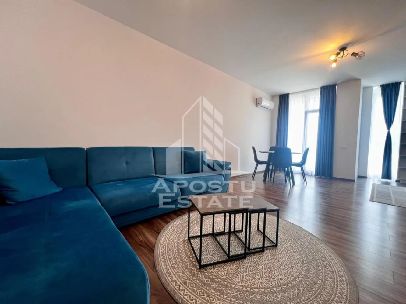 Apartament 2 camere de închiriat, parcare, Torontalului, Timișoara - Agenția Imobiliară APOSTU ESTATE va ofera spre inchiriere un apartament cu 2 camere, open space la etajul 1 al unui imobil dispus pe 7 niveluri in zona Torontalului(Campeador City).
Imobilul are o suprafata utila de 51 mp si este compartimentat astfel:
- hol spatios
- living cu canapea si televizor
- bucatarie utilat si mobilat modern cu loc de luat masa
- un dormitor matrimonial
- o baie cu cada
- balcon deschis 
Vecinatati:
- Aerodromul Utilitar Cioca
- Metro 2
- Registrul Auto Roman Timis
- Ikea
- Transport in comun E6
Distante (cu masina):
- Iulius Mall - 10 minute
- Centru - 16 minute
Alte detalii:
Confortul termic se realizeaza cu ajutorul centralei (incalzire in pardoseala) si al aerului conditionat.
Locul de parcare este inclus in pret.
Va asteptam cu drag la o vizionare!
ID Intern: CP2509986!