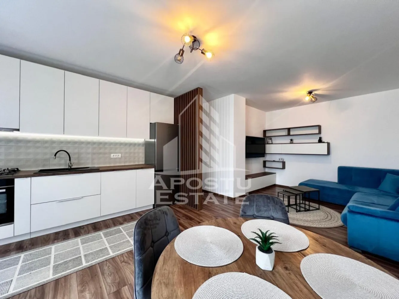 Apartament 2 camere de închiriat, parcare, Torontalului, Timișoara - Agenția Imobiliară APOSTU ESTATE va ofera spre inchiriere un apartament cu 2 camere, open space la etajul 1 al unui imobil dispus pe 7 niveluri in zona Torontalului(Campeador City).
Imobilul are o suprafata utila de 51 mp si este compartimentat astfel:
- hol spatios
- living cu canapea si televizor
- bucatarie utilat si mobilat modern cu loc de luat masa
- un dormitor matrimonial
- o baie cu cada
- balcon deschis 
Vecinatati:
- Aerodromul Utilitar Cioca
- Metro 2
- Registrul Auto Roman Timis
- Ikea
- Transport in comun E6
Distante (cu masina):
- Iulius Mall - 10 minute
- Centru - 16 minute
Alte detalii:
Confortul termic se realizeaza cu ajutorul centralei (incalzire in pardoseala) si al aerului conditionat.
Locul de parcare este inclus in pret.
Va asteptam cu drag la o vizionare!
ID Intern: CP2509986!