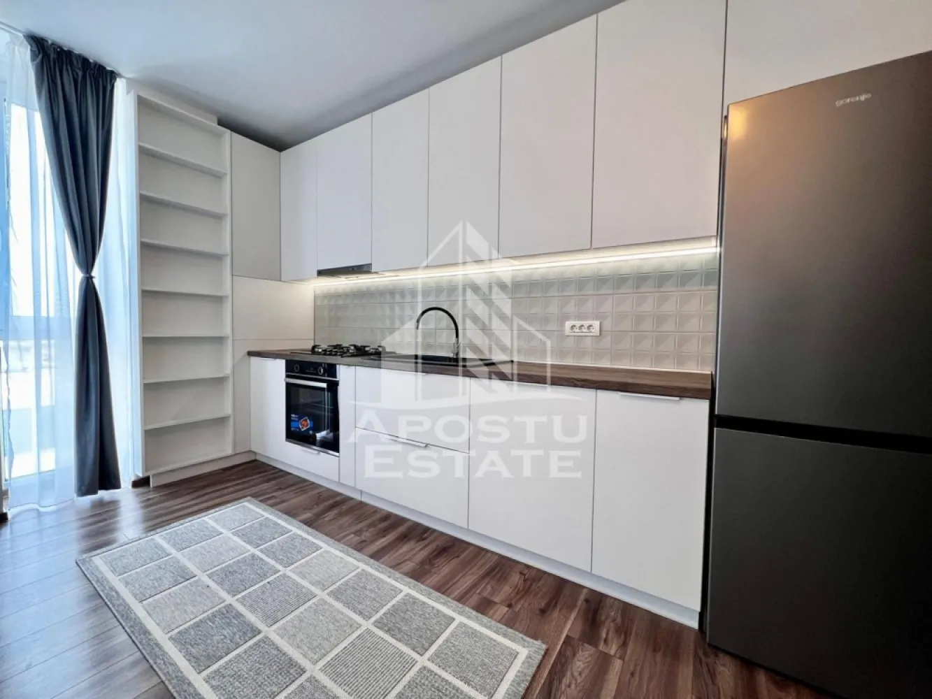 Apartament 2 camere de închiriat, parcare, Torontalului, Timișoara - Agenția Imobiliară APOSTU ESTATE va ofera spre inchiriere un apartament cu 2 camere, open space la etajul 1 al unui imobil dispus pe 7 niveluri in zona Torontalului(Campeador City).
Imobilul are o suprafata utila de 51 mp si este compartimentat astfel:
- hol spatios
- living cu canapea si televizor
- bucatarie utilat si mobilat modern cu loc de luat masa
- un dormitor matrimonial
- o baie cu cada
- balcon deschis 
Vecinatati:
- Aerodromul Utilitar Cioca
- Metro 2
- Registrul Auto Roman Timis
- Ikea
- Transport in comun E6
Distante (cu masina):
- Iulius Mall - 10 minute
- Centru - 16 minute
Alte detalii:
Confortul termic se realizeaza cu ajutorul centralei (incalzire in pardoseala) si al aerului conditionat.
Locul de parcare este inclus in pret.
Va asteptam cu drag la o vizionare!
ID Intern: CP2509986!