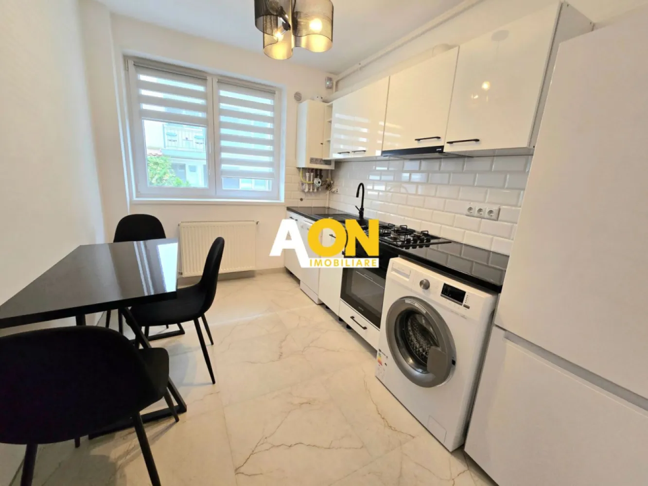 Apartament cu 2 Camere, Decomandat, Complet Mobilat, Zona Cetate - AON Imobiliare vă prezintă spre închiriere un apartament cu 2 camere situat în zona Cetate - Alba Iulia!
Apartamentul se închiriază complet mobilat și utilat, pe perioadă de minim 12 luni!
Proprietatea se află la parterul unui bloc cu 3 etaje, dispune de o suprafață utilă de 53mp, compartimentat decomandat, compus din:
- Dormitor
- Living
- Bucătărie
- Baie
- Hol
- Balcon
Există loc de parcare propriu!
Imobilul este amplasat într-o zonă liniștită, rezidențială, cu acces facil către punctele de interes din oraș!
Pentru mai multe detalii sau programarea unei vizionări, vă rugăm să ne contactați!
ID: CP3170131