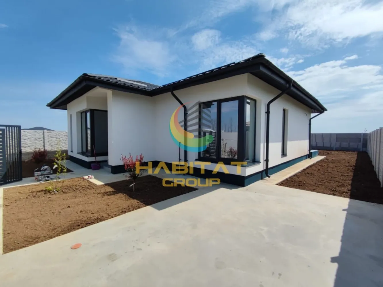 Casa 2 dormitoare | 2 bai | Finisata la cheie | Teren 375 mp - Habitat Group vă propune spre vânzare o casă modernă pe parter în Vidra, amplasată la doar 500 metri de Mega Parc, într-o zonă liniștită și în plină dezvoltare, cu acces rapid către București.

Preț: 145.000 Euro | Comision 0%

Locuința este ideală pentru familii care își doresc confort, spațiu și finisaje premium, fiind compartimentată eficient astfel:
- 2 dormitoare spațioase;
- dormitor matrimonial cu dressing și baie proprie;
- living generos cu bucătărie open-space;
- 2 băi moderne;
- terasă;
- beci și pod pentru depozitare.

Suprafață teren: 375 mp

Dotări și finisaje premium:
- tâmplărie Salamander tripan;
- încălzire în pardoseală;
- finisaje moderne de calitate superioară;
- predare la cheie.

Utilități:
- gaze naturale;
- curent electric;
- puț propriu;
- fosă ecologică.

Acces rapid către transport:
700 m până la STV 475.

Dacă sunteți în căutarea unei case noi în Vidra, aproape de București, această proprietate reprezintă alegerea ideală.

Contact:
Cornel Blanaru – Agent imobiliar
Telefon / WhatsApp: 0773 795 896