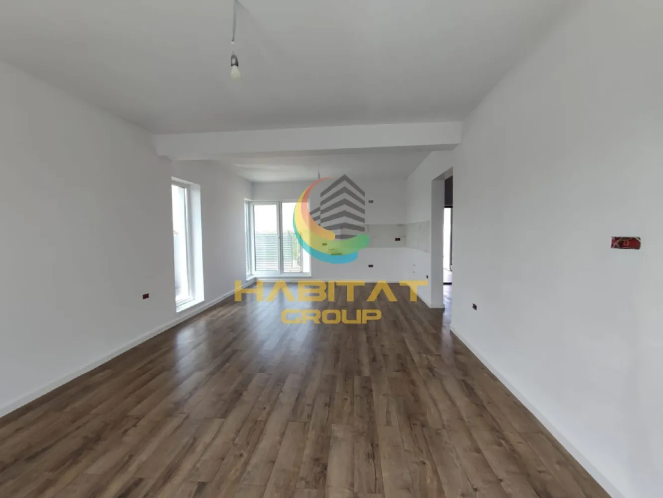 Casa 2 dormitoare | 2 bai | Finisata la cheie | Teren 375 mp - Habitat Group vă propune spre vânzare o casă modernă pe parter în Vidra, amplasată la doar 500 metri de Mega Parc, într-o zonă liniștită și în plină dezvoltare, cu acces rapid către București.

Preț: 145.000 Euro | Comision 0%

Locuința este ideală pentru familii care își doresc confort, spațiu și finisaje premium, fiind compartimentată eficient astfel:
- 2 dormitoare spațioase;
- dormitor matrimonial cu dressing și baie proprie;
- living generos cu bucătărie open-space;
- 2 băi moderne;
- terasă;
- beci și pod pentru depozitare.

Suprafață teren: 375 mp

Dotări și finisaje premium:
- tâmplărie Salamander tripan;
- încălzire în pardoseală;
- finisaje moderne de calitate superioară;
- predare la cheie.

Utilități:
- gaze naturale;
- curent electric;
- puț propriu;
- fosă ecologică.

Acces rapid către transport:
700 m până la STV 475.

Dacă sunteți în căutarea unei case noi în Vidra, aproape de București, această proprietate reprezintă alegerea ideală.

Contact:
Cornel Blanaru – Agent imobiliar
Telefon / WhatsApp: 0773 795 896