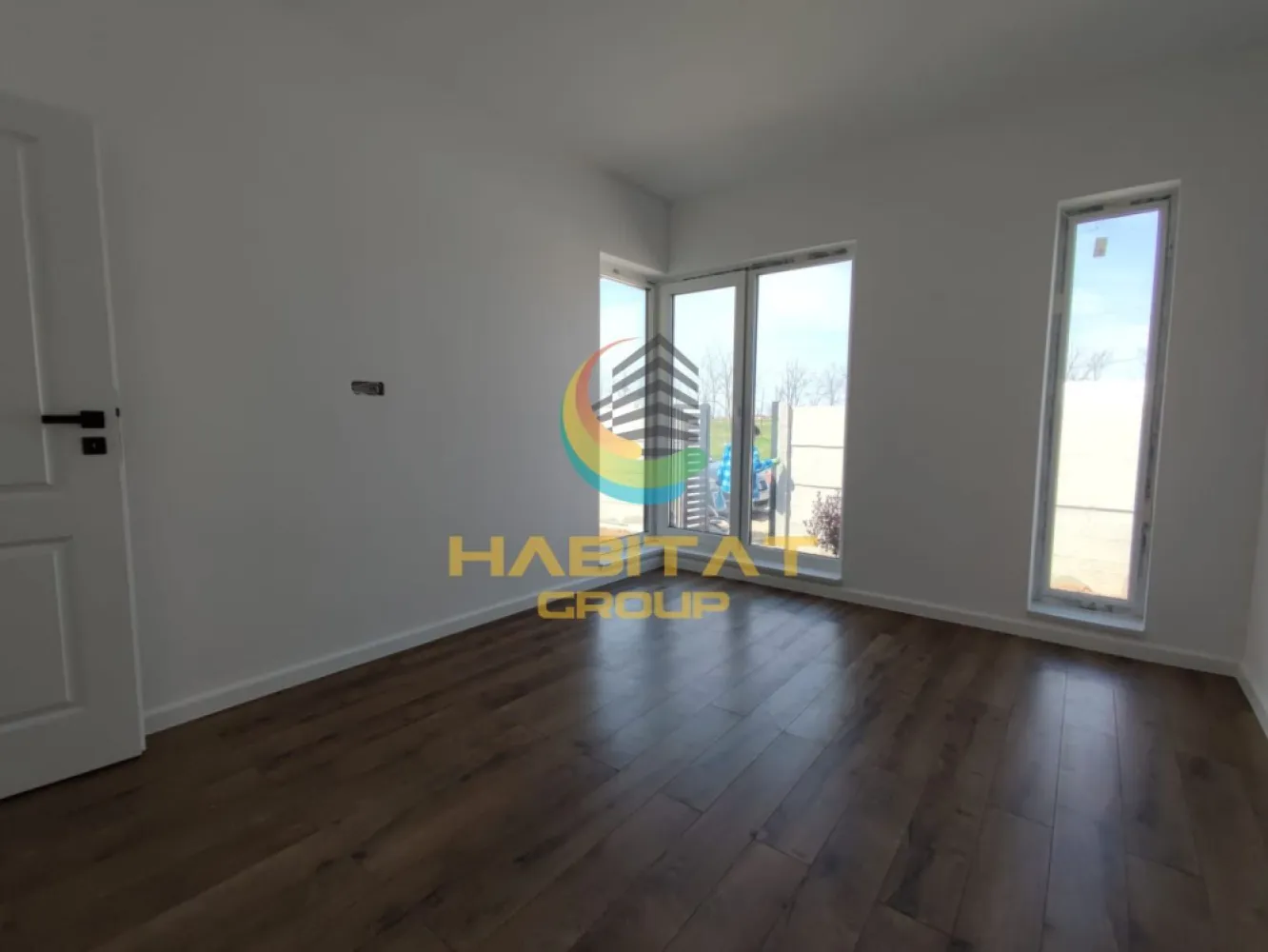 Casa 2 dormitoare | 2 bai | Finisata la cheie | Teren 375 mp - Habitat Group vă propune spre vânzare o casă modernă pe parter în Vidra, amplasată la doar 500 metri de Mega Parc, într-o zonă liniștită și în plină dezvoltare, cu acces rapid către București.

Preț: 145.000 Euro | Comision 0%

Locuința este ideală pentru familii care își doresc confort, spațiu și finisaje premium, fiind compartimentată eficient astfel:
- 2 dormitoare spațioase;
- dormitor matrimonial cu dressing și baie proprie;
- living generos cu bucătărie open-space;
- 2 băi moderne;
- terasă;
- beci și pod pentru depozitare.

Suprafață teren: 375 mp

Dotări și finisaje premium:
- tâmplărie Salamander tripan;
- încălzire în pardoseală;
- finisaje moderne de calitate superioară;
- predare la cheie.

Utilități:
- gaze naturale;
- curent electric;
- puț propriu;
- fosă ecologică.

Acces rapid către transport:
700 m până la STV 475.

Dacă sunteți în căutarea unei case noi în Vidra, aproape de București, această proprietate reprezintă alegerea ideală.

Contact:
Cornel Blanaru – Agent imobiliar
Telefon / WhatsApp: 0773 795 896