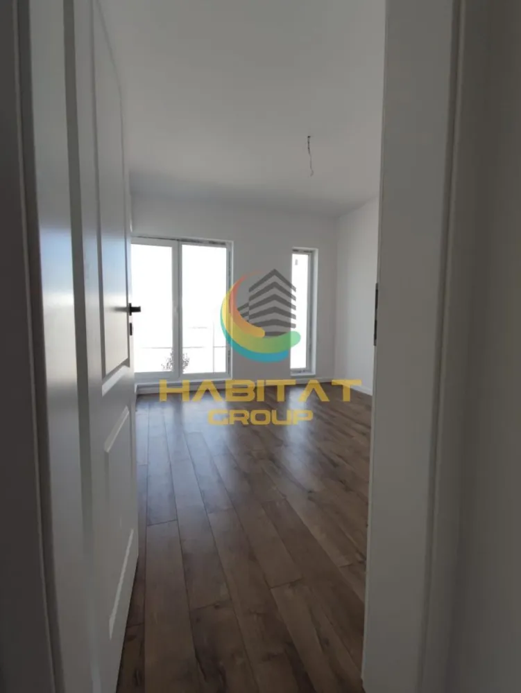 Casa 2 dormitoare | 2 bai | Finisata la cheie | Teren 375 mp - Habitat Group vă propune spre vânzare o casă modernă pe parter în Vidra, amplasată la doar 500 metri de Mega Parc, într-o zonă liniștită și în plină dezvoltare, cu acces rapid către București.

Preț: 145.000 Euro | Comision 0%

Locuința este ideală pentru familii care își doresc confort, spațiu și finisaje premium, fiind compartimentată eficient astfel:
- 2 dormitoare spațioase;
- dormitor matrimonial cu dressing și baie proprie;
- living generos cu bucătărie open-space;
- 2 băi moderne;
- terasă;
- beci și pod pentru depozitare.

Suprafață teren: 375 mp

Dotări și finisaje premium:
- tâmplărie Salamander tripan;
- încălzire în pardoseală;
- finisaje moderne de calitate superioară;
- predare la cheie.

Utilități:
- gaze naturale;
- curent electric;
- puț propriu;
- fosă ecologică.

Acces rapid către transport:
700 m până la STV 475.

Dacă sunteți în căutarea unei case noi în Vidra, aproape de București, această proprietate reprezintă alegerea ideală.

Contact:
Cornel Blanaru – Agent imobiliar
Telefon / WhatsApp: 0773 795 896