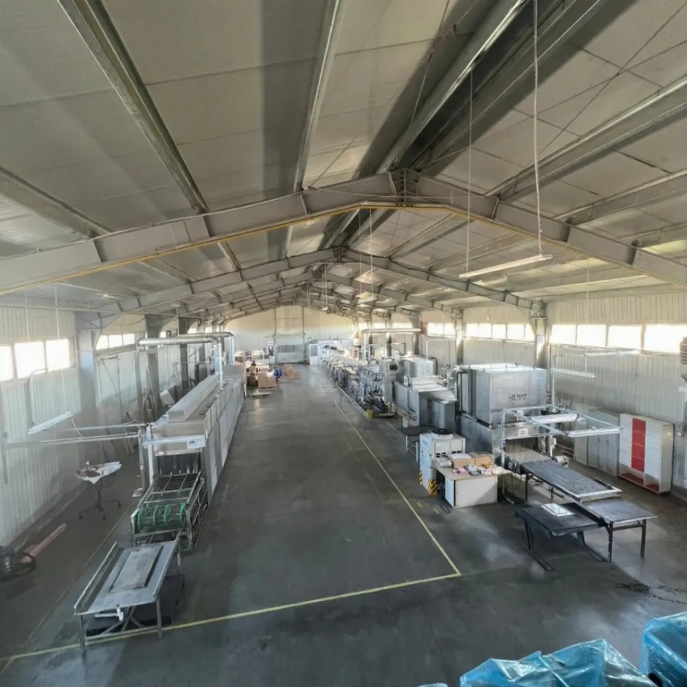 Investiție profitabila in Zona Industriala Vest Sibiu – Hala complet echipata langa aroportul Sibiu - De vânzare – Hală industrială modernă în Zona Industrială Vest, SibiuOportunitate rară de achiziție a unei hale industriale moderne și complet utilate, situată în una dintre cele mai dezvoltate zone logistice din Sibiu – Zona Industrială Vest. Proprietatea se află la doar câteva minute de Aeroportul Internațional Sibiu, având acces direct la autostradă și infrastructură complet dezvoltată.Detalii tehnice și facilitățiSuprafață construită: 1.745 mpSuprafață teren: 1.881 mpÎnălțime hală: 6 mPardoseală din beton armat: 20 cmAlimentare electrică: curent trifazic (380V) și monofazic (220V)Încălzire pe gaz cu radiatoareAer condiționat instalatPanouri fotovoltaice: 100 kWStație de încărcare pentru mașini electriceToate utilitățile: apă, canalizare, gaz, curentBirouri complet utilate, sală de conferințe și grupuri sanitareAcces TIR și spațiu generos de parcareAvantaje strategicePoziționare excelentă în Zona Industrială Vest – SibiuAcces rapid la autostradă și aeroportInfrastructură ideală pentru producție, depozitare, logistică sau investițieZonă cu activitate economică intensă și potențial ridicat de rentabilitatePreț și contactPreț de vânzare: 1.450.000 € Pentru detalii suplimentare și programarea unei vizionări, vă rugăm să ne contactați.
