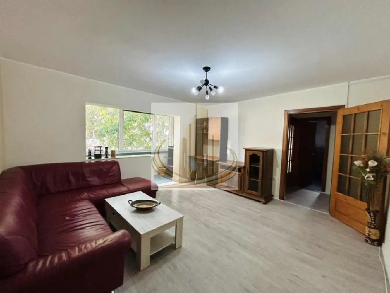 Ap spațios cu 3 Cam, 2 bai | 75 mp | Complexul Studentesc | Investitie - Echipa Grand Mobilis Imobiliare vă propune spre vânzare un apartament deosebit cu 3 camere, situat în inima Complexului Studențesc, una dintre cele mai apreciate și căutate zone din Timișoara, atât pentru locuire, cât și pentru investiție datorita randamentului ridicat de inchiriere din zona.

Cu o suprafață utilă de 65 mp, completată de două balcoane generoase, proprietatea oferă o suprafață totală de aproximativ 75 mp, fiind alegerea ideală pentru cei care își doresc un apartament spațios, luminos și pregătit pentru mutare imediată.

Situat la etajul 4 din 4 al unui bloc reabilitat termic, apartamentul beneficiază de o vedere panoramică superbă asupra orașului, oferind lumină naturală pe tot parcursul zilei și o perspectivă rar întâlnită în această zonă. Un avantaj important îl reprezintă faptul că hidroizolația acoperișului a fost refăcută în anul 2018, odată cu reabilitarea termică a imobilului.

Compartimentarea este excelentă și foarte practică:

living generos;
bucătărie separată;
2 dormitoare;
2 băi;
2 balcoane;
holuri spațioase cu numeroase zone de depozitare.

Apartamentul se remarcă prin starea foarte bună de întreținere și prin faptul că nu necesită investiții suplimentare, fiind pregătit pentru noii proprietari. Acesta se vinde complet mobilat și utilat, inclusiv cu electrocasnice, reprezentând o soluție ideală atât pentru locuire imediată, cât și pentru închiriere.

Confortul termic este asigurat prin intermediul centralei proprii pe gaz și al caloriferelor, iar instalațiile electrice și sanitare au fost înlocuite, oferind siguranță și costuri reduse pe termen lung.

Poziția este, fără îndoială, unul dintre cele mai mari atuuri ale proprietății. În imediata apropiere regăsim universități, școli, licee, grădinițe, magazine, restaurante, cafenele, parcuri și mijloace de transport în comun cu legături rapide către toate zonele orașului. Totodată, centrul Timișoarei se află la aproximativ 15 minute de mers pe jos, ceea ce transformă această proprietate într-o alegere excelentă pentru familii, studenți, cadre universitare sau medici rezidenți.

Datorită amplasării ultracentrale și a cererii constante pentru închirieri în zonă, apartamentul reprezintă și o oportunitate excelentă de investiție, cu un randament atractiv și un grad ridicat de ocupare pe tot parcursul anului.

Un apartament complet, într-o locație premium, care îmbină spațiul generos, confortul și poziționarea excelentă într-una dintre cele mai dinamice zone ale orașului.

Pentru mai multe detalii sau programarea unei vizionări, echipa Grand Mobilis Imobiliare vă stă cu drag la dispoziție!
