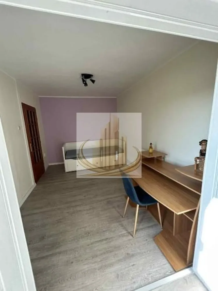 Ap spațios cu 3 Cam, 2 bai | 75 mp | Complexul Studentesc | Investitie - Echipa Grand Mobilis Imobiliare vă propune spre vânzare un apartament deosebit cu 3 camere, situat în inima Complexului Studențesc, una dintre cele mai apreciate și căutate zone din Timișoara, atât pentru locuire, cât și pentru investiție datorita randamentului ridicat de inchiriere din zona.

Cu o suprafață utilă de 65 mp, completată de două balcoane generoase, proprietatea oferă o suprafață totală de aproximativ 75 mp, fiind alegerea ideală pentru cei care își doresc un apartament spațios, luminos și pregătit pentru mutare imediată.

Situat la etajul 4 din 4 al unui bloc reabilitat termic, apartamentul beneficiază de o vedere panoramică superbă asupra orașului, oferind lumină naturală pe tot parcursul zilei și o perspectivă rar întâlnită în această zonă. Un avantaj important îl reprezintă faptul că hidroizolația acoperișului a fost refăcută în anul 2018, odată cu reabilitarea termică a imobilului.

Compartimentarea este excelentă și foarte practică:

living generos;
bucătărie separată;
2 dormitoare;
2 băi;
2 balcoane;
holuri spațioase cu numeroase zone de depozitare.

Apartamentul se remarcă prin starea foarte bună de întreținere și prin faptul că nu necesită investiții suplimentare, fiind pregătit pentru noii proprietari. Acesta se vinde complet mobilat și utilat, inclusiv cu electrocasnice, reprezentând o soluție ideală atât pentru locuire imediată, cât și pentru închiriere.

Confortul termic este asigurat prin intermediul centralei proprii pe gaz și al caloriferelor, iar instalațiile electrice și sanitare au fost înlocuite, oferind siguranță și costuri reduse pe termen lung.

Poziția este, fără îndoială, unul dintre cele mai mari atuuri ale proprietății. În imediata apropiere regăsim universități, școli, licee, grădinițe, magazine, restaurante, cafenele, parcuri și mijloace de transport în comun cu legături rapide către toate zonele orașului. Totodată, centrul Timișoarei se află la aproximativ 15 minute de mers pe jos, ceea ce transformă această proprietate într-o alegere excelentă pentru familii, studenți, cadre universitare sau medici rezidenți.

Datorită amplasării ultracentrale și a cererii constante pentru închirieri în zonă, apartamentul reprezintă și o oportunitate excelentă de investiție, cu un randament atractiv și un grad ridicat de ocupare pe tot parcursul anului.

Un apartament complet, într-o locație premium, care îmbină spațiul generos, confortul și poziționarea excelentă într-una dintre cele mai dinamice zone ale orașului.

Pentru mai multe detalii sau programarea unei vizionări, echipa Grand Mobilis Imobiliare vă stă cu drag la dispoziție!