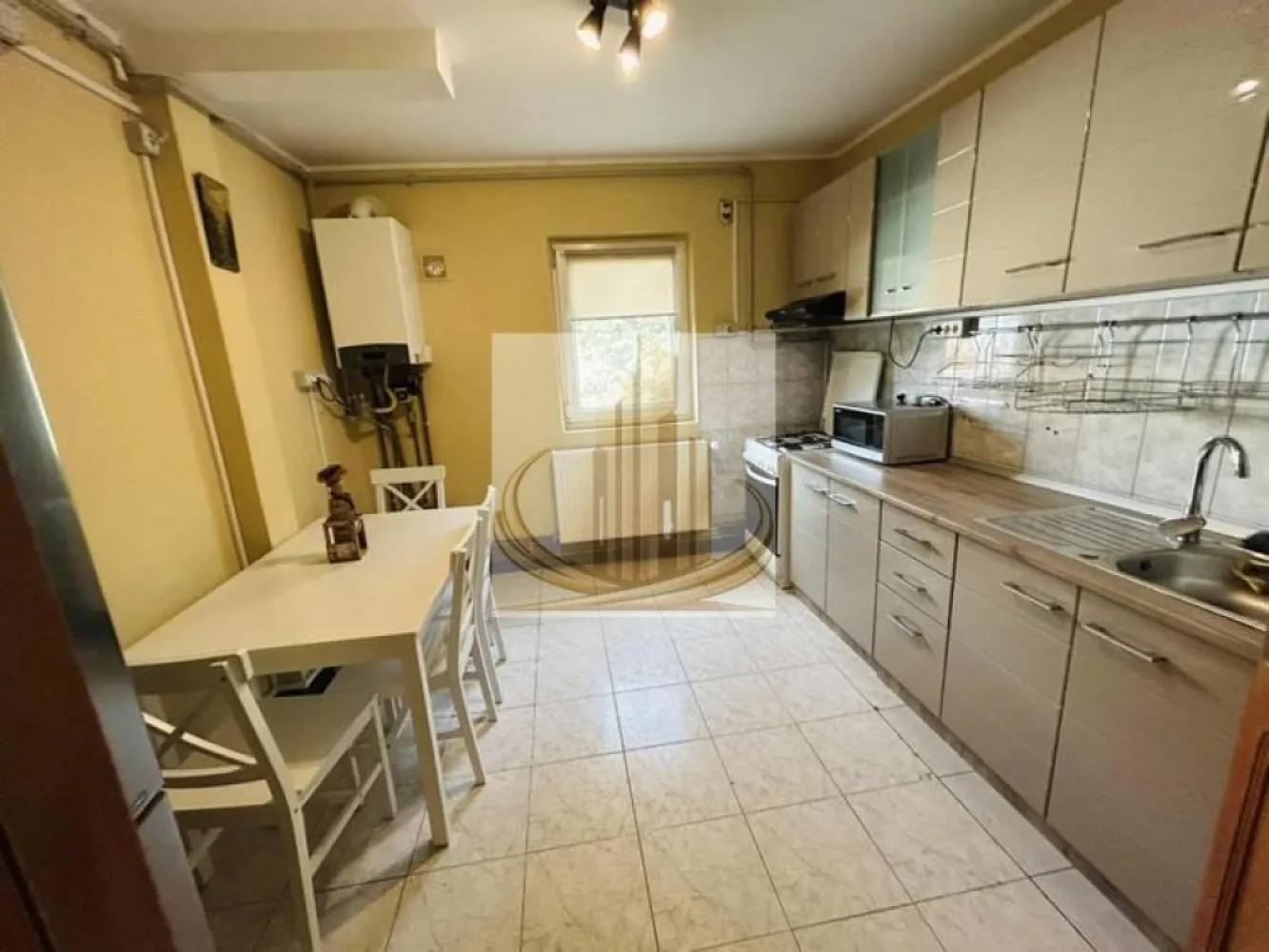 Ap spațios cu 3 Cam, 2 bai | 75 mp | Complexul Studentesc | Investitie - Echipa Grand Mobilis Imobiliare vă propune spre vânzare un apartament deosebit cu 3 camere, situat în inima Complexului Studențesc, una dintre cele mai apreciate și căutate zone din Timișoara, atât pentru locuire, cât și pentru investiție datorita randamentului ridicat de inchiriere din zona.

Cu o suprafață utilă de 65 mp, completată de două balcoane generoase, proprietatea oferă o suprafață totală de aproximativ 75 mp, fiind alegerea ideală pentru cei care își doresc un apartament spațios, luminos și pregătit pentru mutare imediată.

Situat la etajul 4 din 4 al unui bloc reabilitat termic, apartamentul beneficiază de o vedere panoramică superbă asupra orașului, oferind lumină naturală pe tot parcursul zilei și o perspectivă rar întâlnită în această zonă. Un avantaj important îl reprezintă faptul că hidroizolația acoperișului a fost refăcută în anul 2018, odată cu reabilitarea termică a imobilului.

Compartimentarea este excelentă și foarte practică:

living generos;
bucătărie separată;
2 dormitoare;
2 băi;
2 balcoane;
holuri spațioase cu numeroase zone de depozitare.

Apartamentul se remarcă prin starea foarte bună de întreținere și prin faptul că nu necesită investiții suplimentare, fiind pregătit pentru noii proprietari. Acesta se vinde complet mobilat și utilat, inclusiv cu electrocasnice, reprezentând o soluție ideală atât pentru locuire imediată, cât și pentru închiriere.

Confortul termic este asigurat prin intermediul centralei proprii pe gaz și al caloriferelor, iar instalațiile electrice și sanitare au fost înlocuite, oferind siguranță și costuri reduse pe termen lung.

Poziția este, fără îndoială, unul dintre cele mai mari atuuri ale proprietății. În imediata apropiere regăsim universități, școli, licee, grădinițe, magazine, restaurante, cafenele, parcuri și mijloace de transport în comun cu legături rapide către toate zonele orașului. Totodată, centrul Timișoarei se află la aproximativ 15 minute de mers pe jos, ceea ce transformă această proprietate într-o alegere excelentă pentru familii, studenți, cadre universitare sau medici rezidenți.

Datorită amplasării ultracentrale și a cererii constante pentru închirieri în zonă, apartamentul reprezintă și o oportunitate excelentă de investiție, cu un randament atractiv și un grad ridicat de ocupare pe tot parcursul anului.

Un apartament complet, într-o locație premium, care îmbină spațiul generos, confortul și poziționarea excelentă într-una dintre cele mai dinamice zone ale orașului.

Pentru mai multe detalii sau programarea unei vizionări, echipa Grand Mobilis Imobiliare vă stă cu drag la dispoziție!