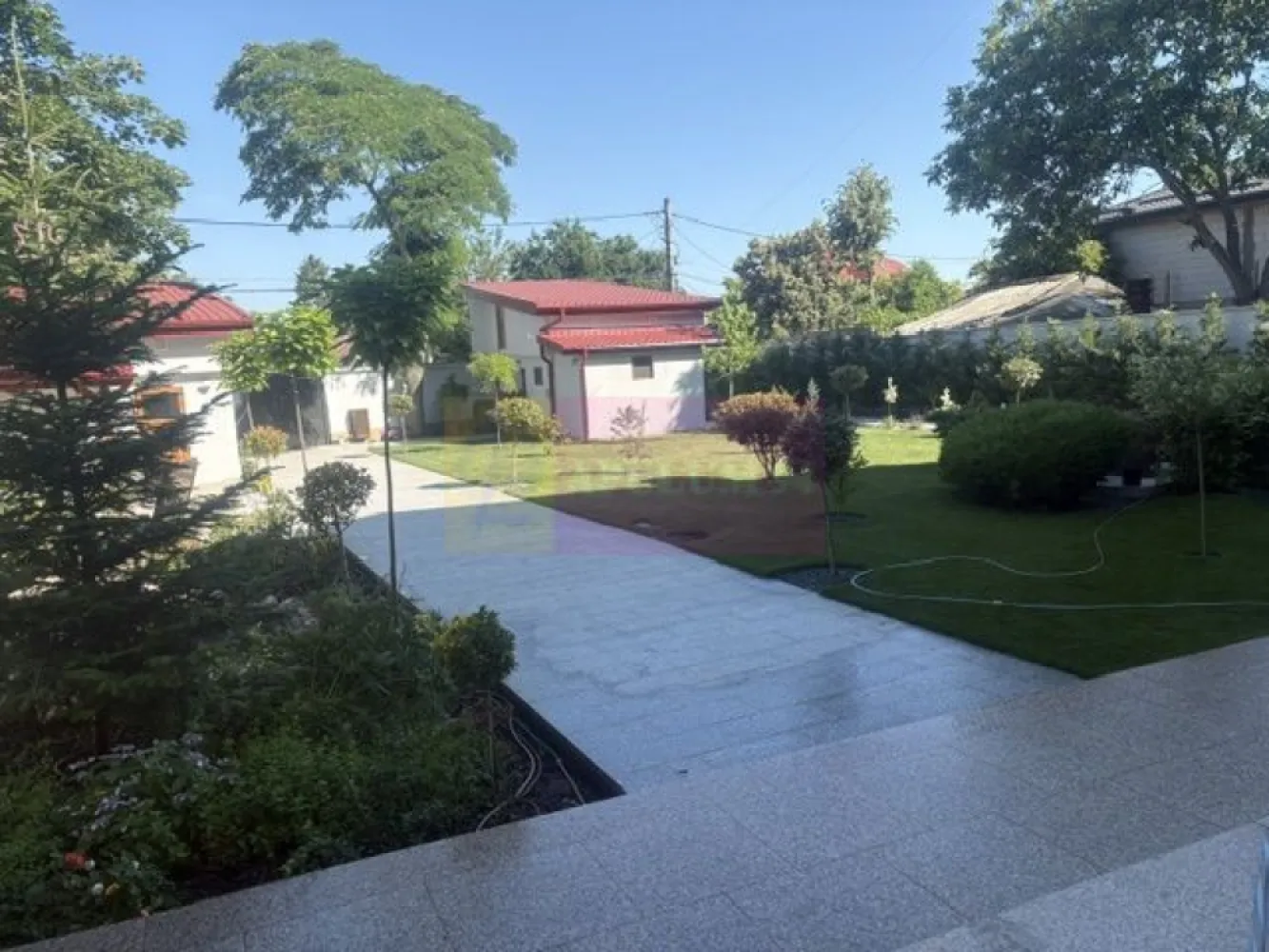 Vila P+1+M incojurata de o oaza de liniste si verdeata Bragadiru. - Compania imobiliara Apulum 94 va propune o vila superba inconjurata de multa verdeata situata in Bragadiru, in partea de sud. 
Pe un teren cu o suprafata de 1700 mp cu deschidere de 23 ml, este amplasata constructia de P+1+M, amplasata pe partea din spate a terenului, iar pe fata sunt 2 garaje, o baie pentru curte, iar deasuprafa fiecarui garaj este cate un spatiu pentru depozitare. 
Vila este finalizata in 2006, din beton, cu stalpi de beton si placa de beton peste fiecare nivel iar umplutura este din caramida, este izolata cu polistiren special de fatada de 10 densitate 24 iar acoperisul este din tigla +asteriala+izolatie. 
Compartimentarea casei este foarte speciala, fiind in total 10 camere+ 4 dressinguri+ 6 bai+ camera tehnica+ uscatorie. 
Este o casa unde pot conlocui 2 familii fara sa se deranjeze si sa aiba spatii separate. 
Inaltimea camerelor este 3 metri, iar camerele sunt foarte spatioase, luminoase. 
Finisajele interioare sunt de foarte buna calitate si anume:
- 2 centrale Viesmann, calorifere cu distribuitoare pe fiecare nivel si pe fiecare calorifer, 16 aparate de aer conditionat, cabine de dus cu sauna si hidromasaj, parchet din lemn masiv, gresie, faianta, parchet, termopan din lemn, rulouri exterioare actionate electric. 
Mobilierul este din lemn si foarte calitativ. 
Curtea libera este foarte ingrijita, cu gazon, flori, pomi fructiferi, brazi, un mic iaz, avand un sistem propriu pentru udare . 
Zona este linistita, foarte apropiata de Soseaua Alexandriei, de A0, avand un acces facil catre mijloacele de transport din zona si catre autostrazi. 
Pentru vizionare si alte detalii nu ezitati sa ma contactati pe nr 0733683446- Laura Ionescu.