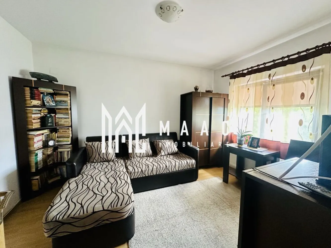 Casa moderna Vladesti | Zona Exclusivista | Curte interioara | - MAAC Imobiliare vă propune spre vânzare o locuință superbă, situată la ieșirea din Râmnicu Vâlcea, în cocheta localitate Vlădești. Proprietatea face parte dintr-un ansamblu rezidențial de case înșiruite, oferind echilibrul perfect între confortul urban și liniștea naturii.
Zonă premium: Amplasată într-un areal extrem de liniștit și curat.
Siguranță și intimitate: Accesul se realizează de pe o stradă privată, destinată exclusiv riveranilor.
Poziționată excelent, la doar câteva minute distanță de oraș.
Suprafață utilă: 140 mp generoși, perfect optimizați pentru o familie.
Număr camere: 4 camere spațioase și luminoase.
Configurație băi: 3 băi moderne (câte una dispusă pe fiecare nivel al casei).
Curte privată: 50 mp, spațiul ideal pentru relaxare, grătar sau un loc de joacă sigur pentru copii.
Living spectaculos: Situat la nivelul inferior, acesta impresionează printr-o înălțime generoasă de aproximativ 4 metri, oferind o senzație deosebită de spațiu și luminozitate.
Dormitor matrimonial: Amplasat la etajul superior, dispune de baie proprie și acces direct către o terasă privată cu vedere relaxantă.
Utilități complete: Proprietatea dispune de toate facilitățile necesare unui stil de viață modern.
Această proprietate reprezintă o oportunitate excelentă de investiție sau locuința ideală pentru cei care își doresc să evadeze din aglomerația orașului, fără a renunța la facilitățile acestuia.
Pentru a programa o vizionare si detalii suplimentare, contactati MAAC Imobiliare, specificand ID3178991