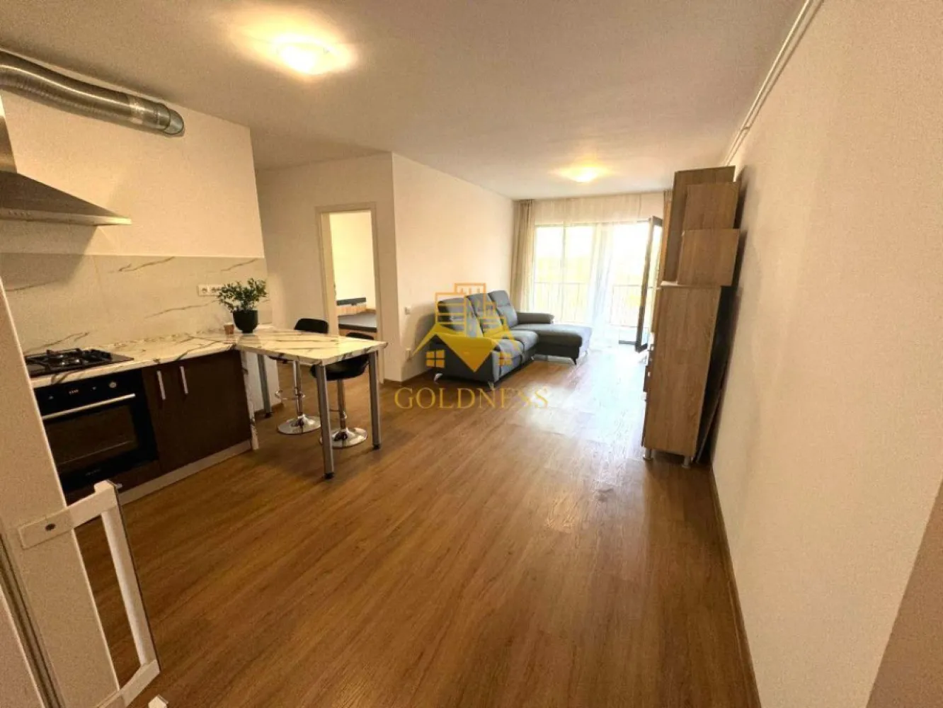 3 camere, modern, bloc nou, Parcare, Zorilor, zona Frunzisului, LIDL - GOLDNESS Imobiliare vă propune spre închiriere un apartament cu 3 camere complet mobilat și utilat, la etajul 4 într-un imobil de 15 etaje, în cartierul Zorilor. 
Dispune de parcare subterana contra cost 50 euro!

Apartamentul este compartimentat astfel:
 - dormitor cu pat matrimonial, dressing, noptiere
 - dormitor cu pat matrimonial, dressing, noptiere, birou
 - living cu bucatarie open-space complet utilată, canapea extensibilă, loc de servit masa 
- baie cu cabina de dus, calorifer port prosop inox și dulap pentru depozitare.
- terasa de 10 mp.

Imobilul este dotat cu toate cele necesare- centrală proprie, mașină de spălat haine, frigider, plită electrică, hotă, etc. 
Se află în apropierea stațiilor de transport în comun, magazine, restaurante, spații verzi, farmacii, etc. 
 
Dacă sunteți interesați de acest apartament și doriți să îl vizionați, dar și pentru alte oferte sau detalii nu ezitați să ne contactați telefonic sau prin e-mail. Vă stăm la dispoziție!