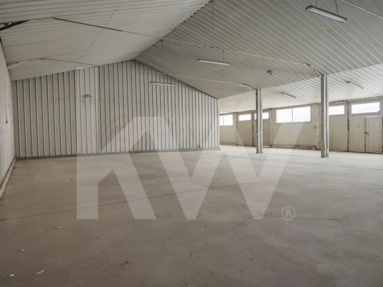 Hala industriala, spatiu depozitare, atelier productie, showroom, 216mp, Sibiu - Se oferă spre închiriere spațiu industrial și comercial de 216 mp situat în Sibiu, zona Turnișor, cu acces facil către centură și autostrada A1. Proprietatea este ideală pentru hală de depozitare rece, atelier mecanic/tehnic, mică producție sau showroom.

Înălțime utilă minimă: 3.10 m - maxim 5.40m
Front stradal: 12 ml
Poartă acces auto: Lățime 3.90 m | Înălțime 2.90 m (acces facil dube/autoutilitare)
Curte comună amenajată (spațiu manevră marfă)
2-3 locuri de parcare private incluse

Spațiul este disponibil imediat pentru vizionare. 