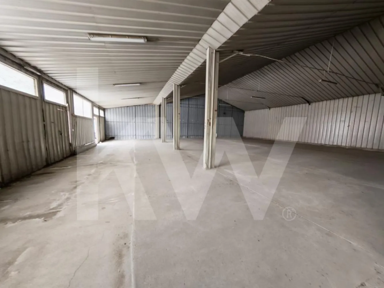 Hala industriala, spatiu depozitare, atelier productie, showroom, 216mp, Sibiu - Se oferă spre închiriere spațiu industrial și comercial de 216 mp situat în Sibiu, zona Turnișor, cu acces facil către centură și autostrada A1. Proprietatea este ideală pentru hală de depozitare rece, atelier mecanic/tehnic, mică producție sau showroom.

Înălțime utilă minimă: 3.10 m - maxim 5.40m
Front stradal: 12 ml
Poartă acces auto: Lățime 3.90 m | Înălțime 2.90 m (acces facil dube/autoutilitare)
Curte comună amenajată (spațiu manevră marfă)
2-3 locuri de parcare private incluse

Spațiul este disponibil imediat pentru vizionare. 