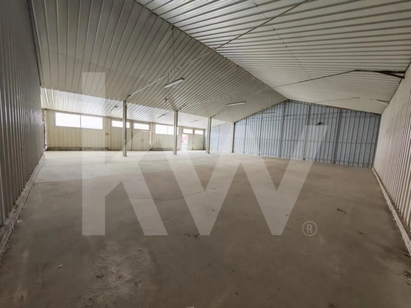 Hala industriala, spatiu depozitare, atelier productie, showroom, 216mp, Sibiu - Se oferă spre închiriere spațiu industrial și comercial de 216 mp situat în Sibiu, zona Turnișor, cu acces facil către centură și autostrada A1. Proprietatea este ideală pentru hală de depozitare rece, atelier mecanic/tehnic, mică producție sau showroom.

Înălțime utilă minimă: 3.10 m - maxim 5.40m
Front stradal: 12 ml
Poartă acces auto: Lățime 3.90 m | Înălțime 2.90 m (acces facil dube/autoutilitare)
Curte comună amenajată (spațiu manevră marfă)
2-3 locuri de parcare private incluse

Spațiul este disponibil imediat pentru vizionare. 