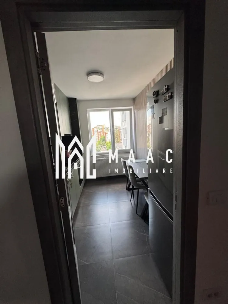 Apartament 2 camere | Ultracentral | Modern - Apartament 2 camere ultracentral – modern, mobilat complet, Râmnicu Vâlcea

MAAC Imobiliare vă propune spre vânzare un apartament cu 2 camere, situat ultracentral în municipiul Râmnicu Vâlcea, ideal pentru locuit sau investiție.

Apartamentul are o suprafață de 50 mp și este amplasat la etajul 4 din 4 al unui imobil bine întreținut. Locuința se remarcă printr-un design ultra modern, fiind complet mobilată și utilată, cu mobilier realizat pe comandă, gândit pentru a valorifica eficient spațiul.

Un avantaj major îl reprezintă instalațiile termice și electrice complet schimbate, precum și finisajele de înaltă calitate, care oferă confort, siguranță și un aspect premium. Apartamentul este pregătit pentru mutare imediată, fără a necesita investiții suplimentare.

Datorită poziției ultracentrale, beneficiază de acces rapid la instituții, magazine, restaurante, mijloace de transport și puncte de interes, oferind un stil de viață urban și comod.

Ultracentral | Modern | Mobilat complet | Finisaje premium | Etaj 4/4

Pentru mai multe informații sau pentru programarea unei vizionări, MAAC Imobiliare vă stă la dispoziție.

ID: CP2900867