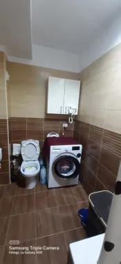 inchiriez apartament 3 camere ,loc parcare