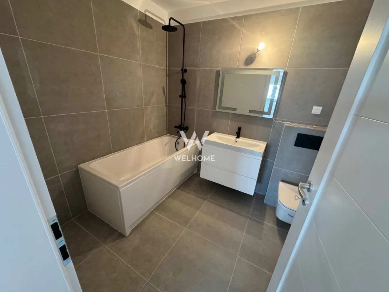 🏢 Apartament 3 camere, Str. Doamna Stanca, zona Kaufland - Vă propunem spre vânzare un apartament cu 3 camere, situat într-un bloc nou cu lift, într-o zonă excelentă a orașului.

Locuința are o suprafață utilă de 63,70 mp și dispune de un balcon generos de 10,47 mp. Compartimentarea este practică: 2 dormitoare, living cu bucătărie open space, 2 băi și hol. 

Apartamentul se poate preda:
Semifinisat – 119.200 € (TVA inclus)
La cheie – 128.800 € (TVA inclus)
 Contact:Cosmin-0743292794