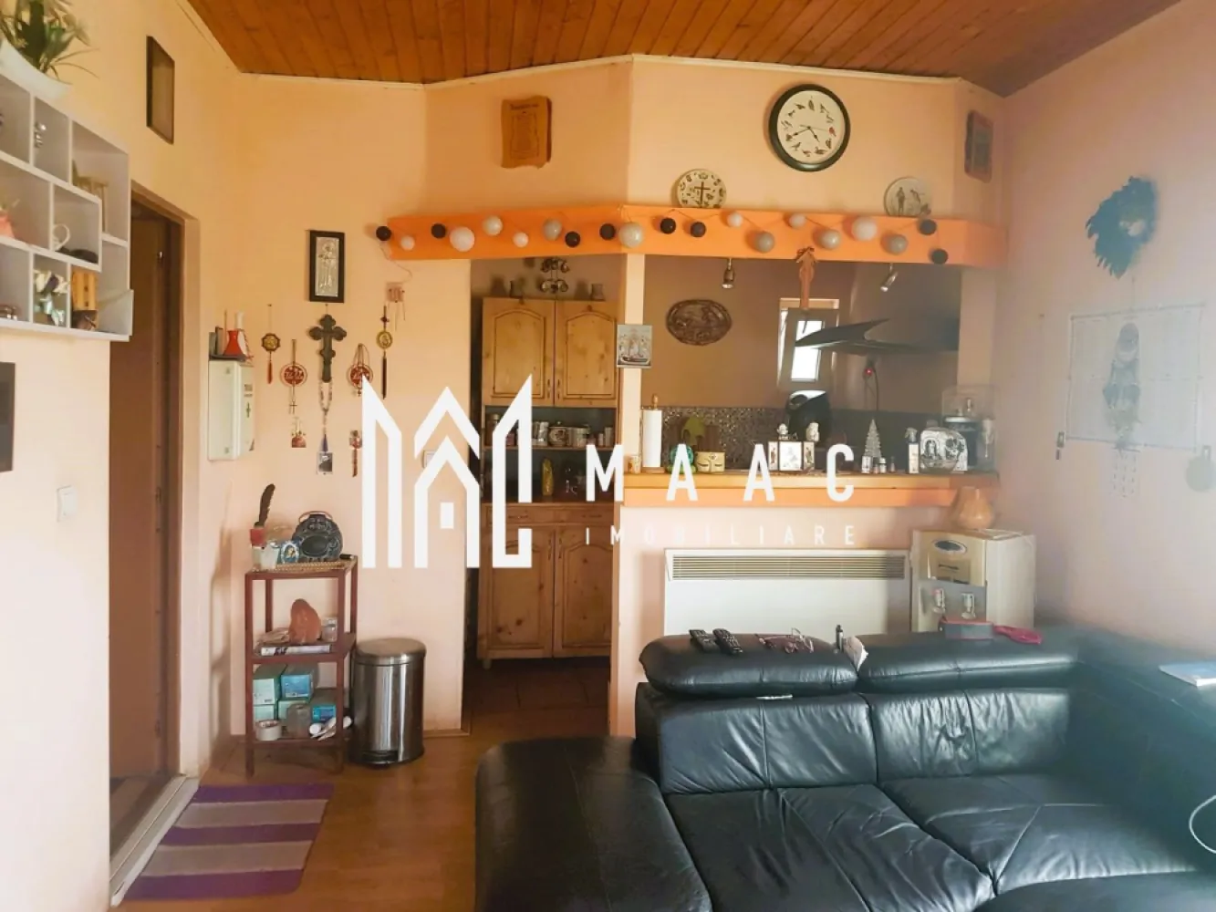 Casa de vacanta | Curte | Balcon | Terasa | Sibiel - MAAC Imobiliare vă prezintă o oportunitate unică de achiziție a unei case de vacanță situate în pitorescul Sibiel. Această proprietate se remarcă prin confortul oferit și poziționarea într-o zonă liniștită, perfectă pentru relaxare.

Regim de înălțime: P+M
Compartimentare: la parter-living spațios, bucătărie, baie complet utilată, hol, cămară, casa scării, terasă de 12 mp și terasă de 20 mp;
 la etaj-dormitor principal (25 mp), dormitor secundar (10 mp), dormitor adițional (6 mp), două balcoane de câte 6 mp fiecare.
Există și posibilitatea de a amenaja o pivniță sub casă, ideală pentru depozitare suplimentară sau alte utilități.

Izolație: Vată de sticlă și polistiren
Finisaje interioare: Pereți din rigips, tavan îmbrăcat în lambriuri, ferestre și uși termopan

Utilități și dotări:
Încălzire pe lemn prin șemineu, cu posibilitatea de a opta pentru încălzire electrică. 
Toate utilitățile sunt disponibile, iar conectarea la rețeaua de gaz este planificată pentru septembrie. 

Se vinde mobilată și utilată complet.

Această proprietate este perfectă pentru cei care doresc să scape de agitația urbană și să se bucure de confortul unei case bine izolate și complet echipate. 

Pentru mai multe detalii și pentru a programa o vizionare, vă rugăm să ne contactați și să specificați ID-ul anunțului: CP2063536.