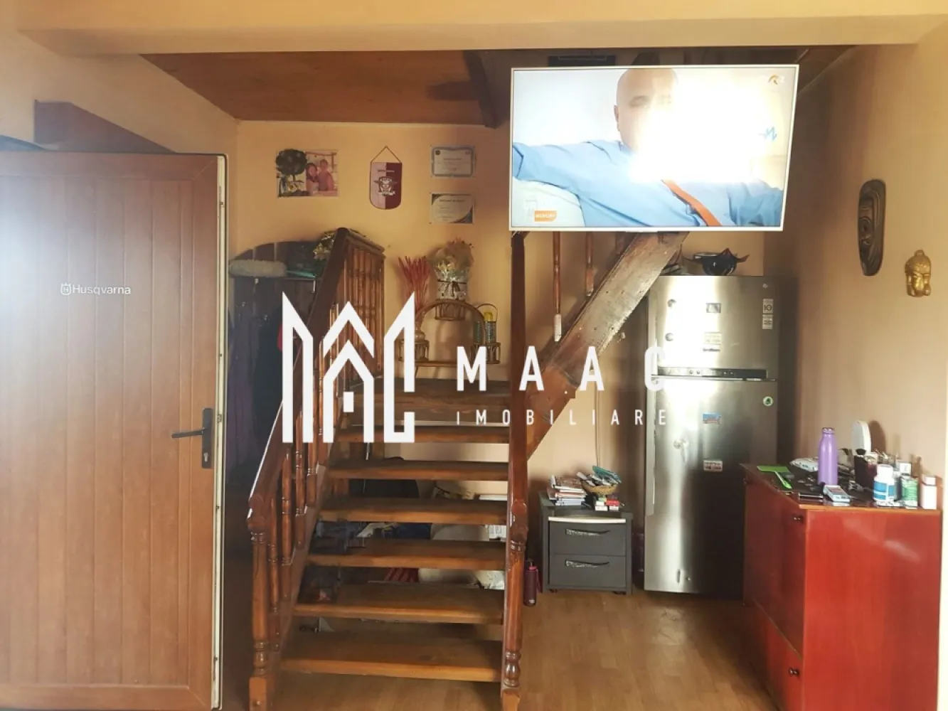 Casa de vacanta | Curte | Balcon | Terasa | Sibiel - MAAC Imobiliare vă prezintă o oportunitate unică de achiziție a unei case de vacanță situate în pitorescul Sibiel. Această proprietate se remarcă prin confortul oferit și poziționarea într-o zonă liniștită, perfectă pentru relaxare.

Regim de înălțime: P+M
Compartimentare: la parter-living spațios, bucătărie, baie complet utilată, hol, cămară, casa scării, terasă de 12 mp și terasă de 20 mp;
 la etaj-dormitor principal (25 mp), dormitor secundar (10 mp), dormitor adițional (6 mp), două balcoane de câte 6 mp fiecare.
Există și posibilitatea de a amenaja o pivniță sub casă, ideală pentru depozitare suplimentară sau alte utilități.

Izolație: Vată de sticlă și polistiren
Finisaje interioare: Pereți din rigips, tavan îmbrăcat în lambriuri, ferestre și uși termopan

Utilități și dotări:
Încălzire pe lemn prin șemineu, cu posibilitatea de a opta pentru încălzire electrică. 
Toate utilitățile sunt disponibile, iar conectarea la rețeaua de gaz este planificată pentru septembrie. 

Se vinde mobilată și utilată complet.

Această proprietate este perfectă pentru cei care doresc să scape de agitația urbană și să se bucure de confortul unei case bine izolate și complet echipate. 

Pentru mai multe detalii și pentru a programa o vizionare, vă rugăm să ne contactați și să specificați ID-ul anunțului: CP2063536.