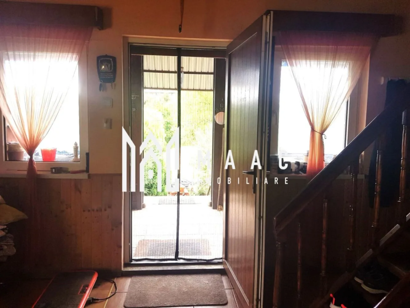 Casa de vacanta | Curte | Balcon | Terasa | Sibiel - MAAC Imobiliare vă prezintă o oportunitate unică de achiziție a unei case de vacanță situate în pitorescul Sibiel. Această proprietate se remarcă prin confortul oferit și poziționarea într-o zonă liniștită, perfectă pentru relaxare.

Regim de înălțime: P+M
Compartimentare: la parter-living spațios, bucătărie, baie complet utilată, hol, cămară, casa scării, terasă de 12 mp și terasă de 20 mp;
 la etaj-dormitor principal (25 mp), dormitor secundar (10 mp), dormitor adițional (6 mp), două balcoane de câte 6 mp fiecare.
Există și posibilitatea de a amenaja o pivniță sub casă, ideală pentru depozitare suplimentară sau alte utilități.

Izolație: Vată de sticlă și polistiren
Finisaje interioare: Pereți din rigips, tavan îmbrăcat în lambriuri, ferestre și uși termopan

Utilități și dotări:
Încălzire pe lemn prin șemineu, cu posibilitatea de a opta pentru încălzire electrică. 
Toate utilitățile sunt disponibile, iar conectarea la rețeaua de gaz este planificată pentru septembrie. 

Se vinde mobilată și utilată complet.

Această proprietate este perfectă pentru cei care doresc să scape de agitația urbană și să se bucure de confortul unei case bine izolate și complet echipate. 

Pentru mai multe detalii și pentru a programa o vizionare, vă rugăm să ne contactați și să specificați ID-ul anunțului: CP2063536.