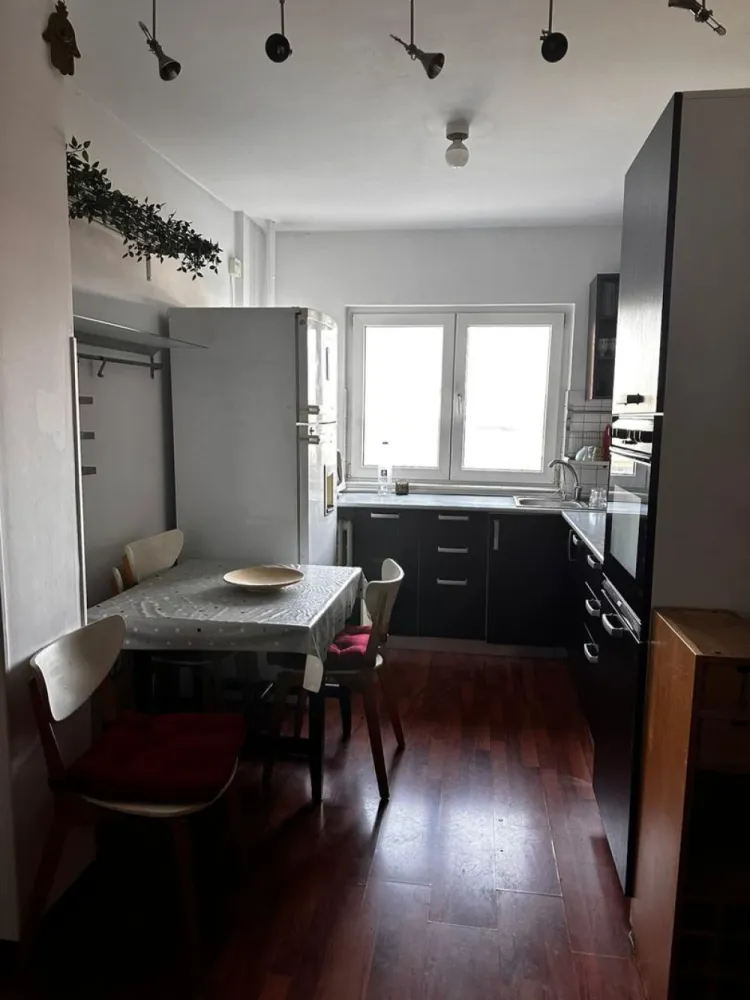 Banu Manta Titulescu apartament 2 camere mobilat de inchiriat - K Imobiliare propune spre inchiriere in zona Banu Manta Titulescu bloc reabilitat apartament 2 camere decomandat mobiliate si utilate.
