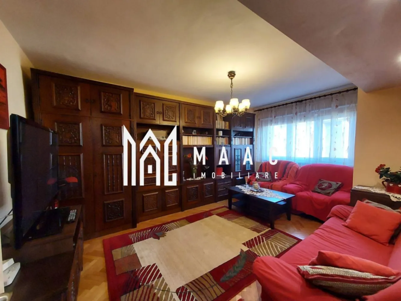 Apartament 2 Camere | Etaj 3 | Decomandat | 51 MPU | Strand - MAAC Imobiliare vă propune spre vânzare un apartament cu 2 camere, situat în cartierul Ștrand, una dintre cele mai căutate zone ale orașului, datorită poziționării verzi, liniștite și accesului rapid către punctele principale de interes.

Locuința se află la etajul 3 al unui imobil cu 4 niveluri, beneficiind de lumină naturală bună și o structură interioară echilibrată, potrivită pentru locuire personală sau investiție în închiriere.

Detalii tehnice și compartimentare

Apartamentul dispune de 56 mp utili, distribuiți eficient în living, dormitor, bucătărie, hol și baie.
Beneficiază de instalație electrică schimbată, un avantaj important pentru siguranță și viitoare adaptări ale spațiului.

Avantaje ale zonei.

Proprietatea este amplasată într-o parte foarte apreciată a cartierului, la doar câțiva pași de Parcul Ștrand, un punct major pentru activități în aer liber, plimbări, recreere și timp petrecut cu familia.
În proximitate imediată se găsesc magazine, farmacii, Liceul Onisifor Ghibu și Școala Nr. 1, ceea ce face ca locuința să fie ideală și pentru familii cu copii.

De ce merită văzut?

Locație premium, cu acces rapid către centru

Zonă matură și liniștită, ferită de trafic intens

Apartament pregătit pentru personalizare

Ideal pentru locuire, dar și pentru închiriere pe termen lung

Locație: Ștrand, Sibiu
Pentru mai multe detalii sau programarea unei vizionări, ne puteți contacta menționând ID: CP2840972